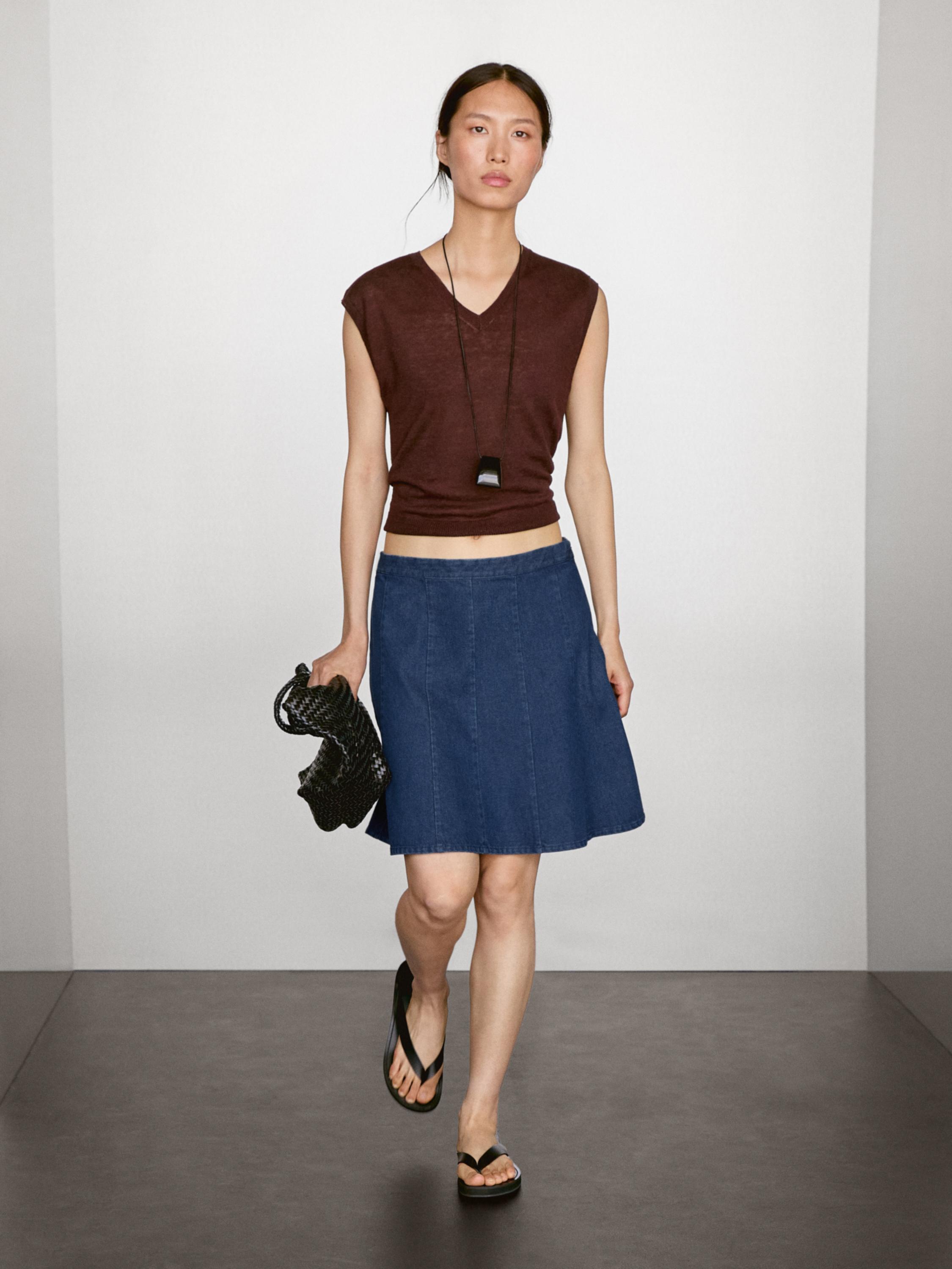 Rok denim pendek dengan detail kelim