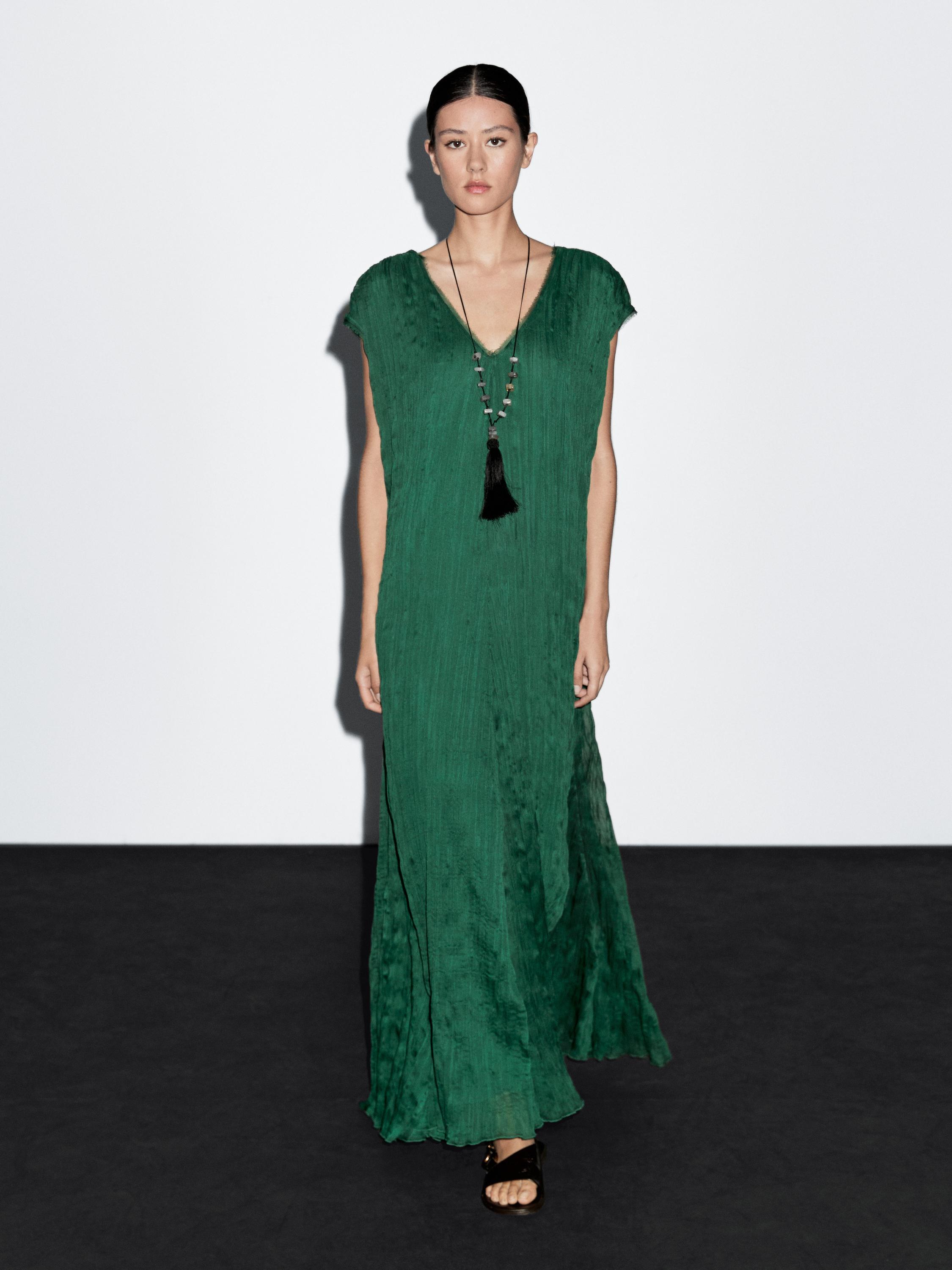 Robe longue plissée décolleté en V