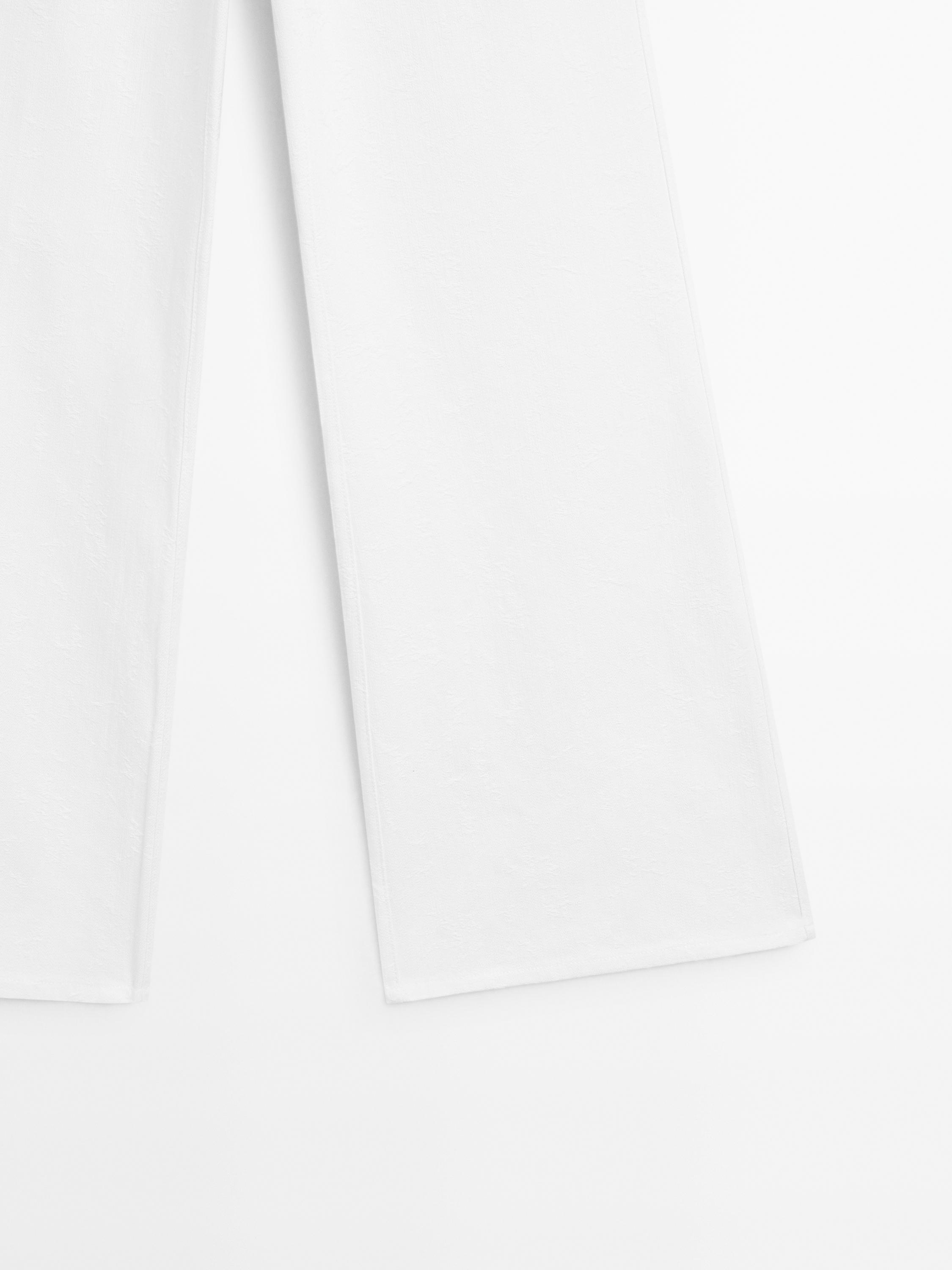Teksturisane pantalone u stilu farmerki širokih nogavica