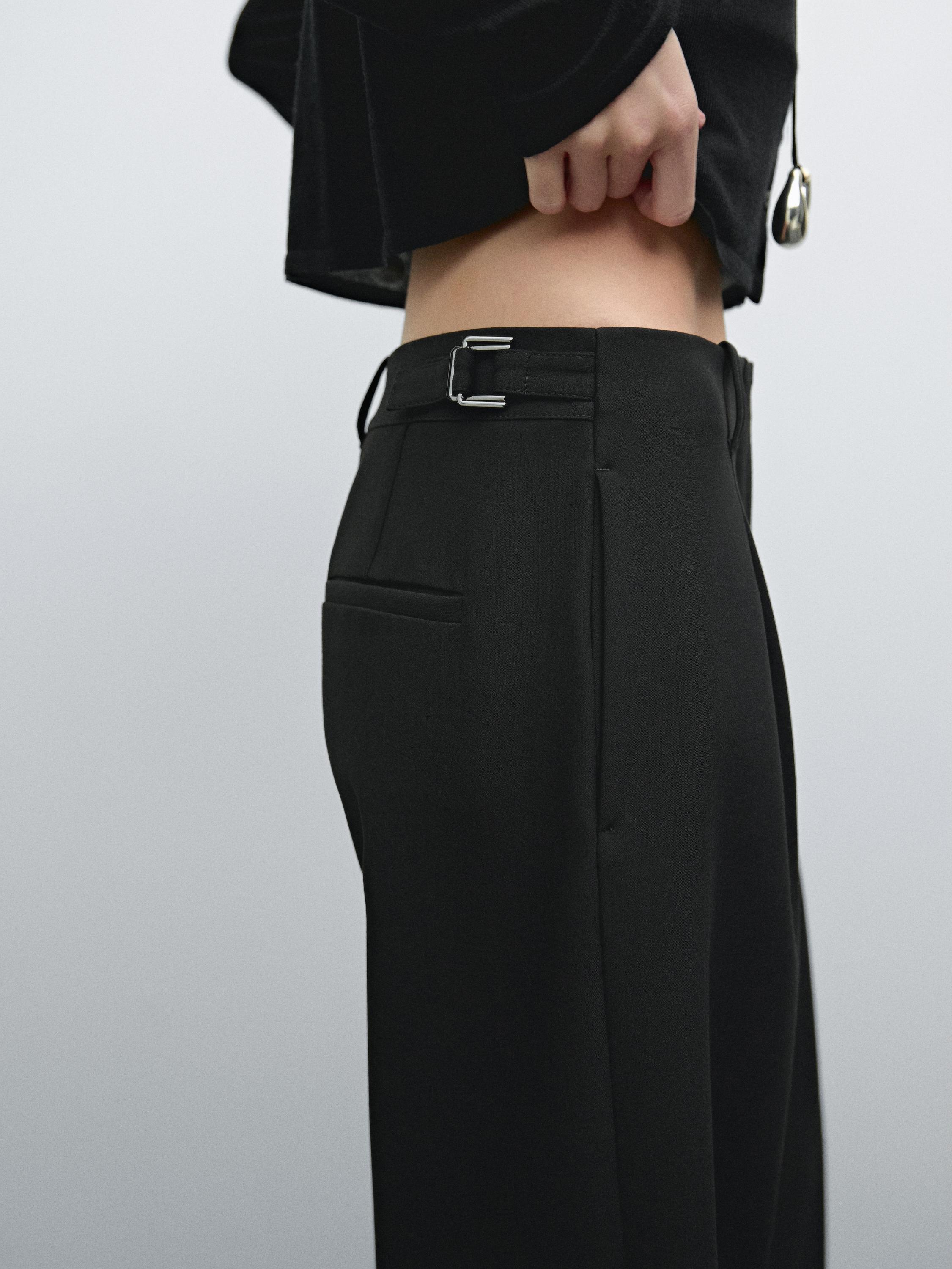 Pantalón tiro medio fluído detalle fibelas