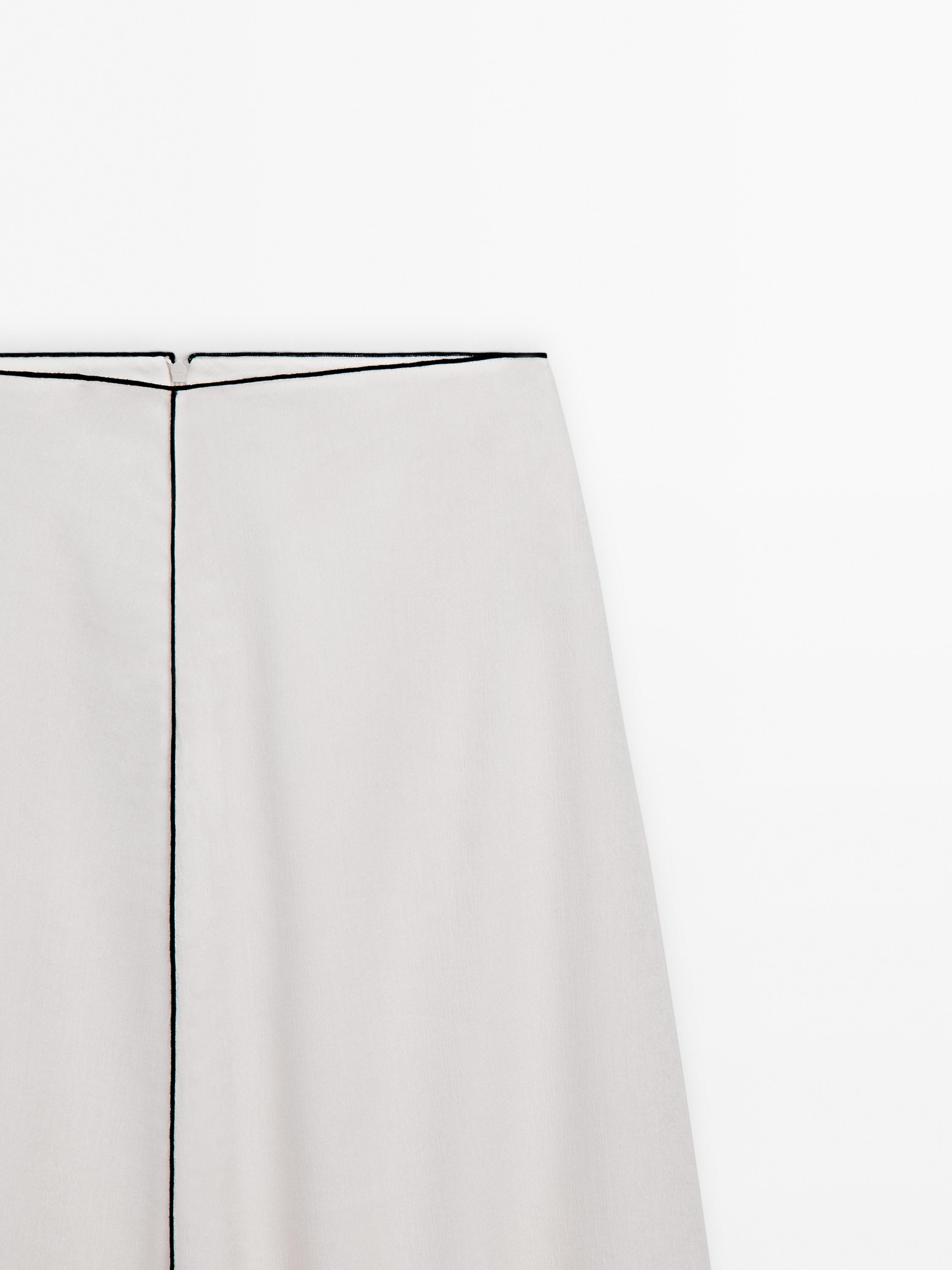 Skirt with contrast trim details