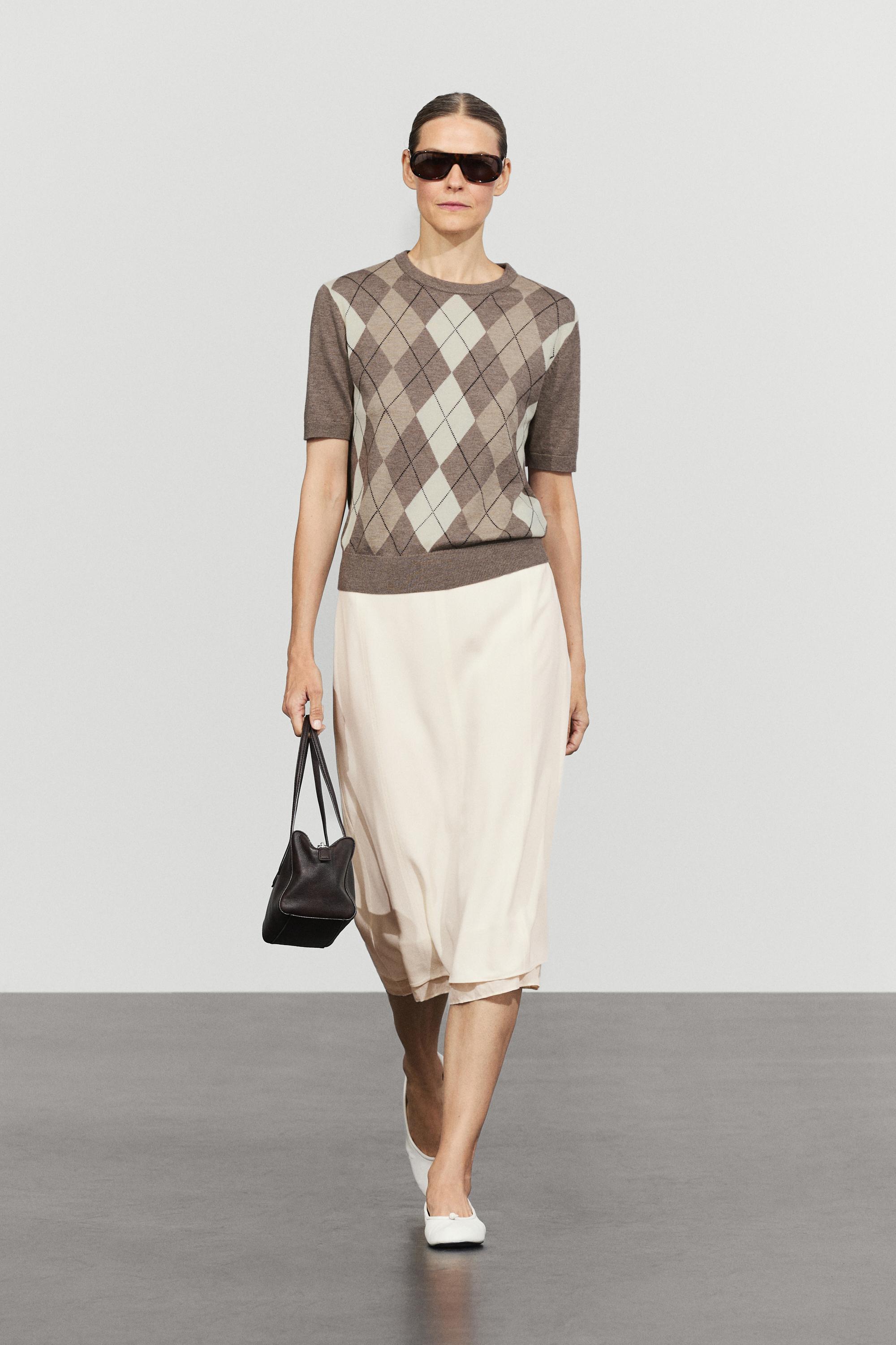 Short sleeve diamond-pattern sweater