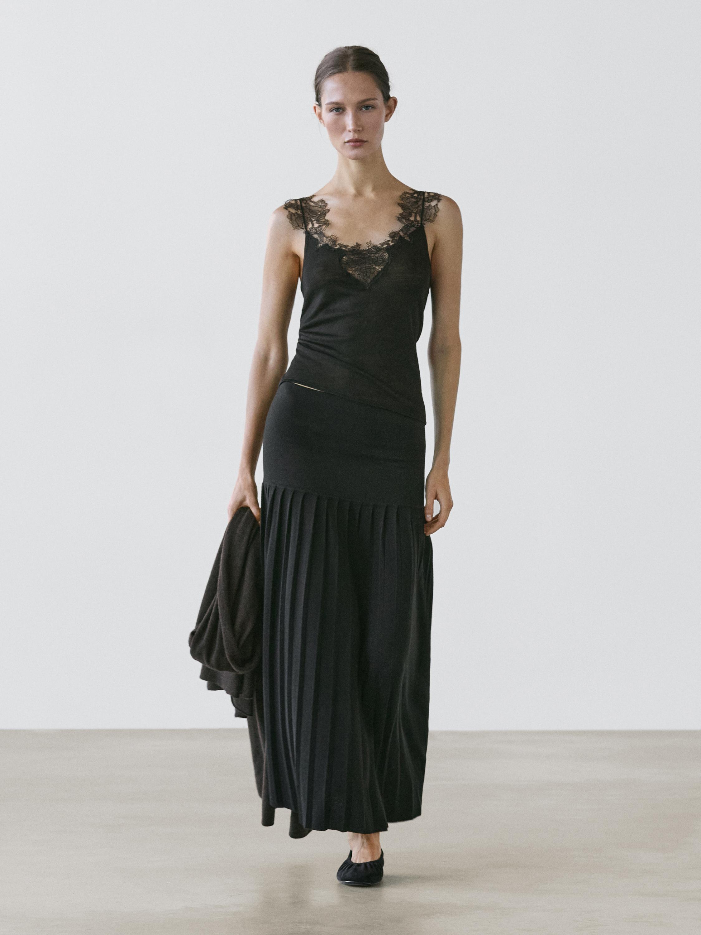 Strikket top med stropper og blondekant