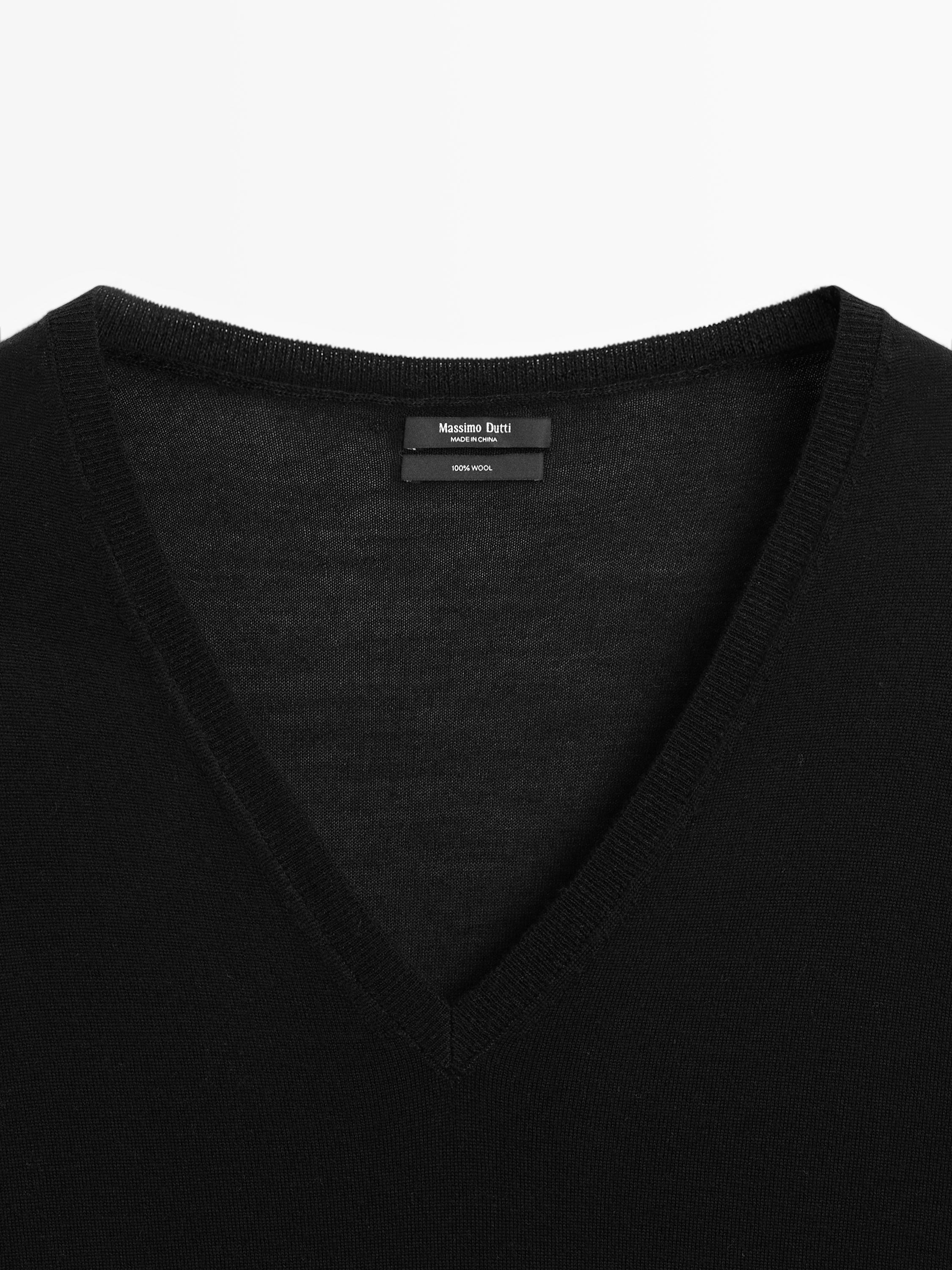 100% wool V-neck knit sweater — BLACK