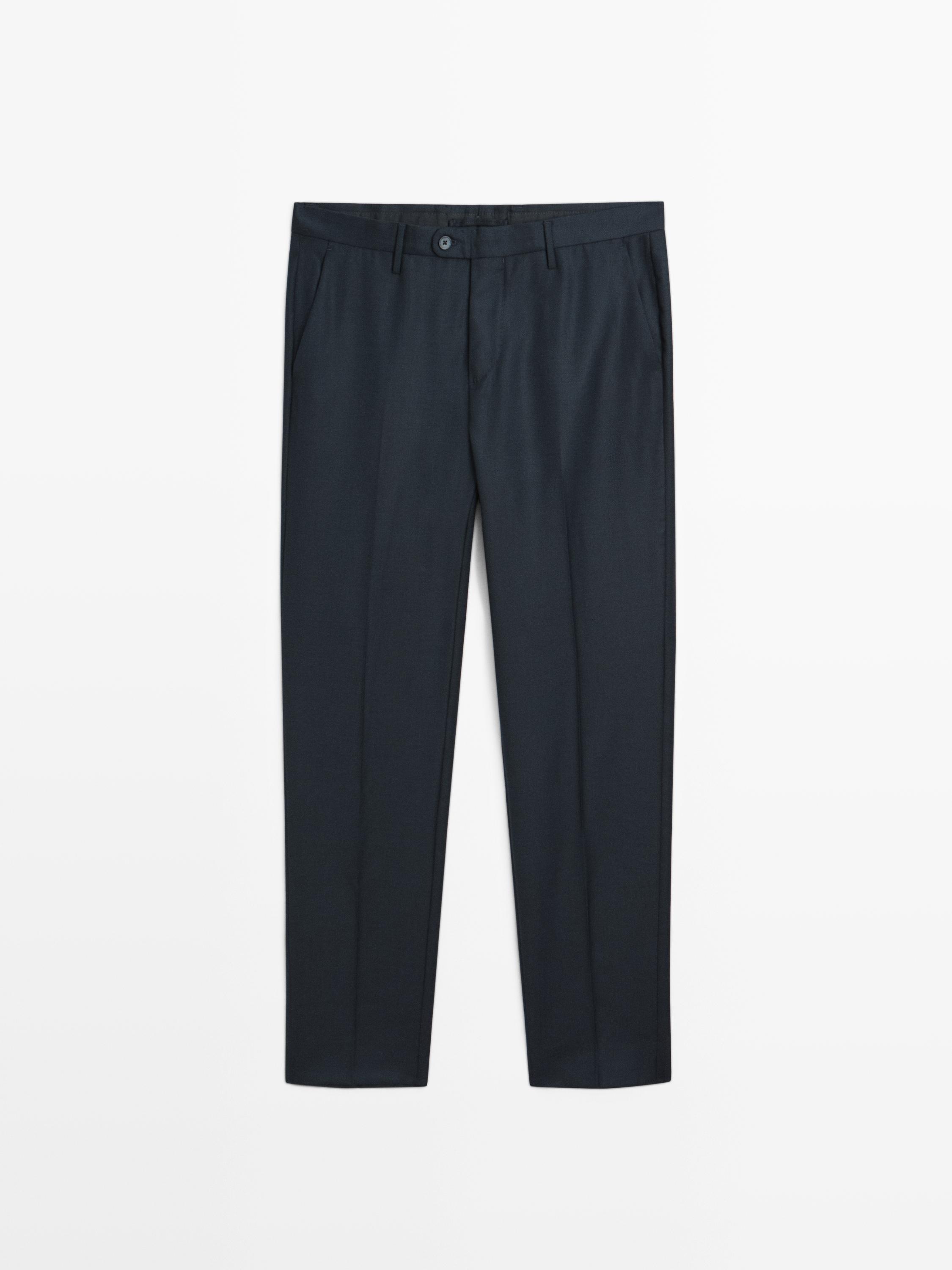 Vue de face d'un pantalon de costume bleu marine avec poches latérales, fermeture à bouton et à glissière, et passants de ceinture.