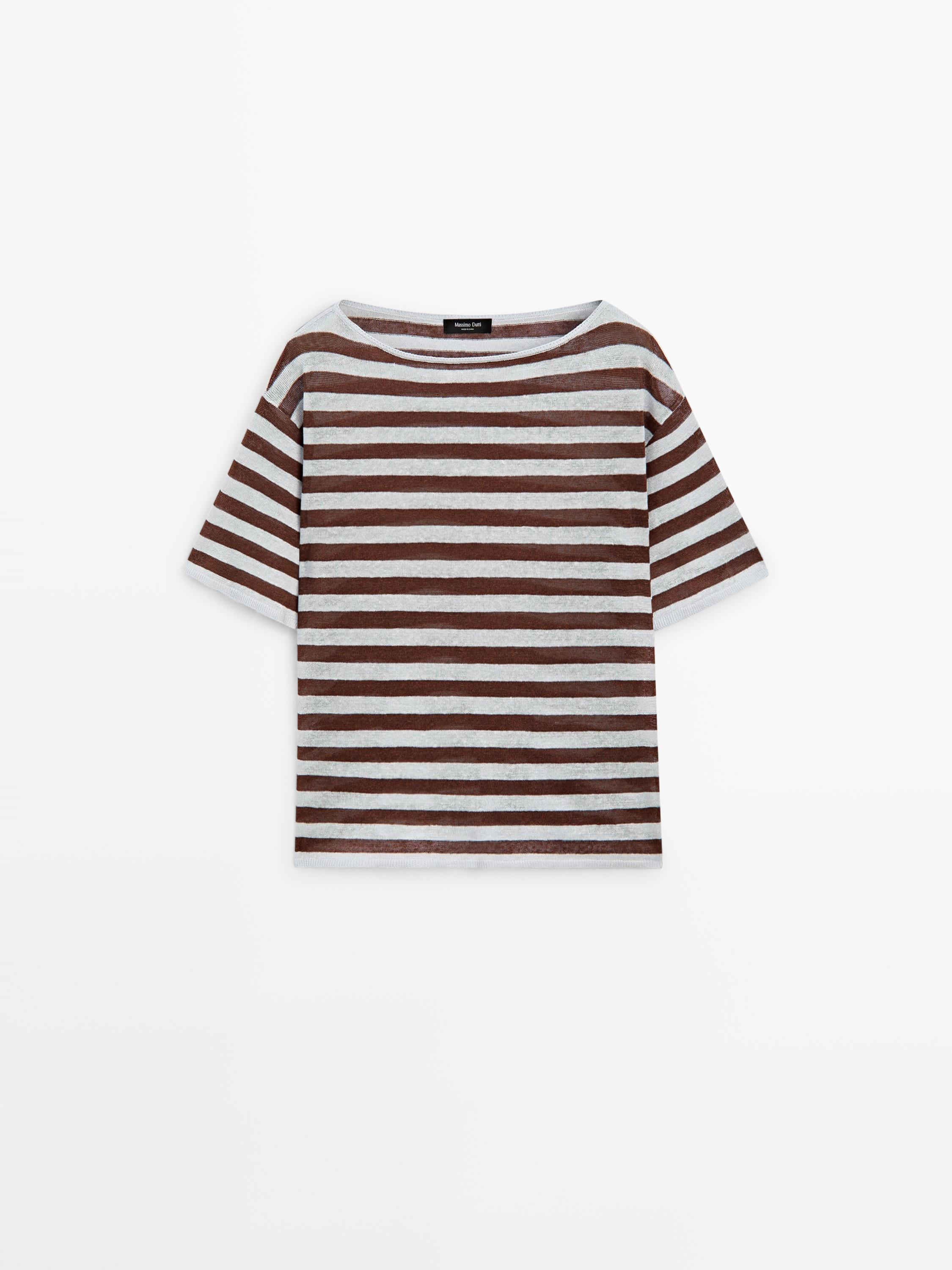 Vue de face d'un t-shirt bleu ciel à rayures horizontales marron et à manches courtes.