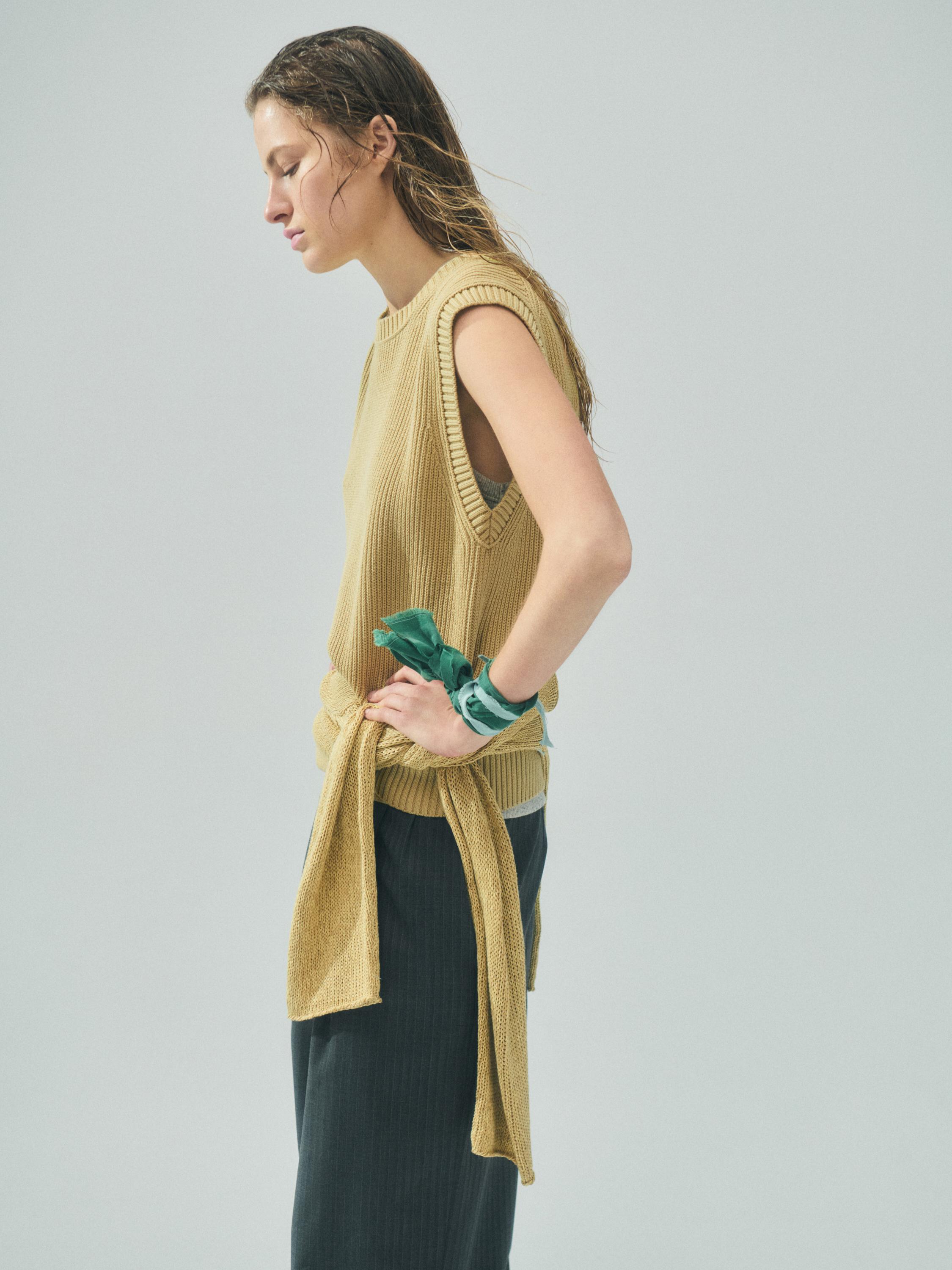 Cotton knit crew neck vest — GREENISH