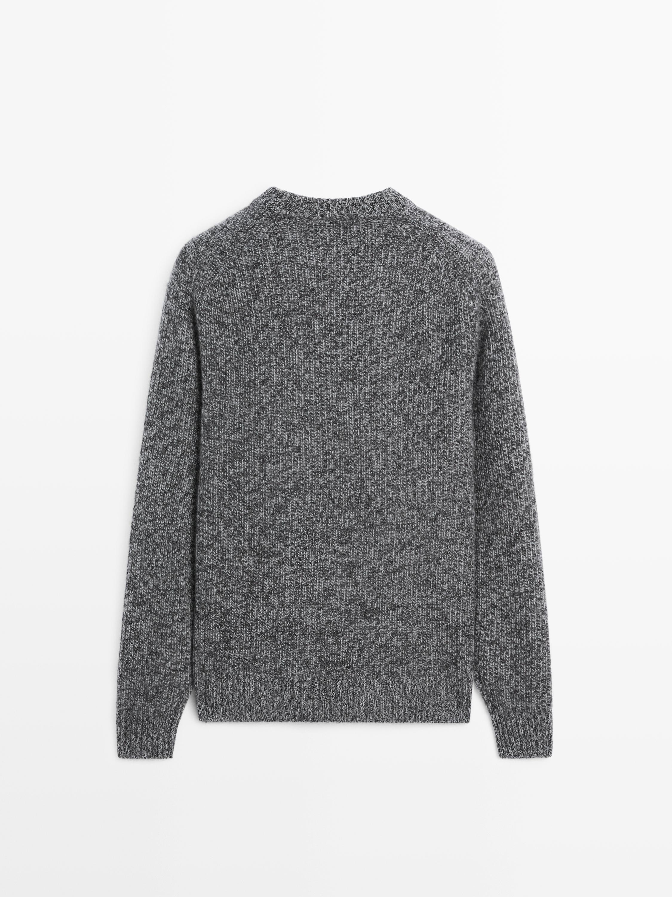 Rückenansicht eines melierten anthrazitgrauen Pullovers mit Rundhalsausschnitt und langen Ärmeln.