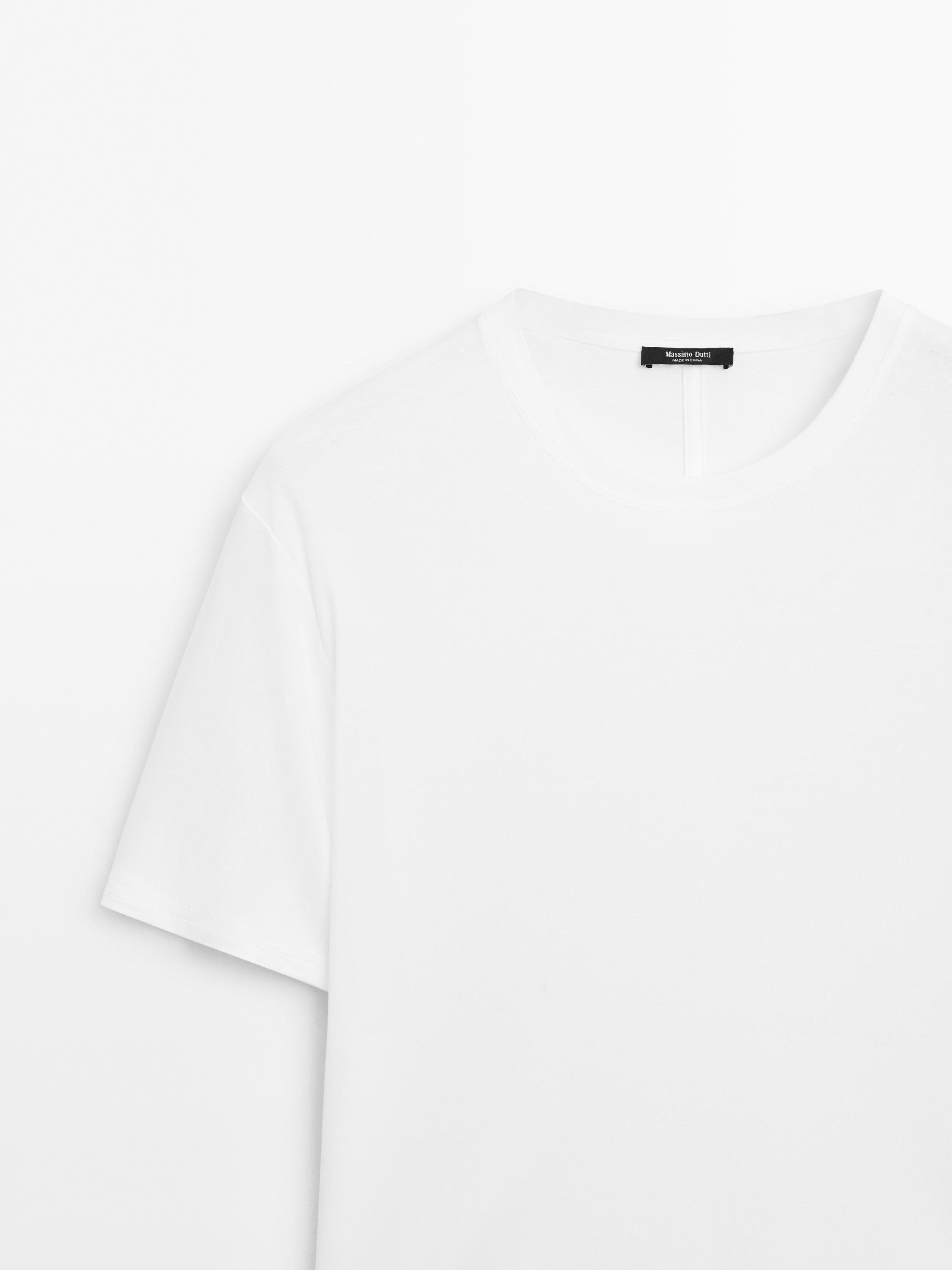 Camiseta manga corta detalle costura posterior