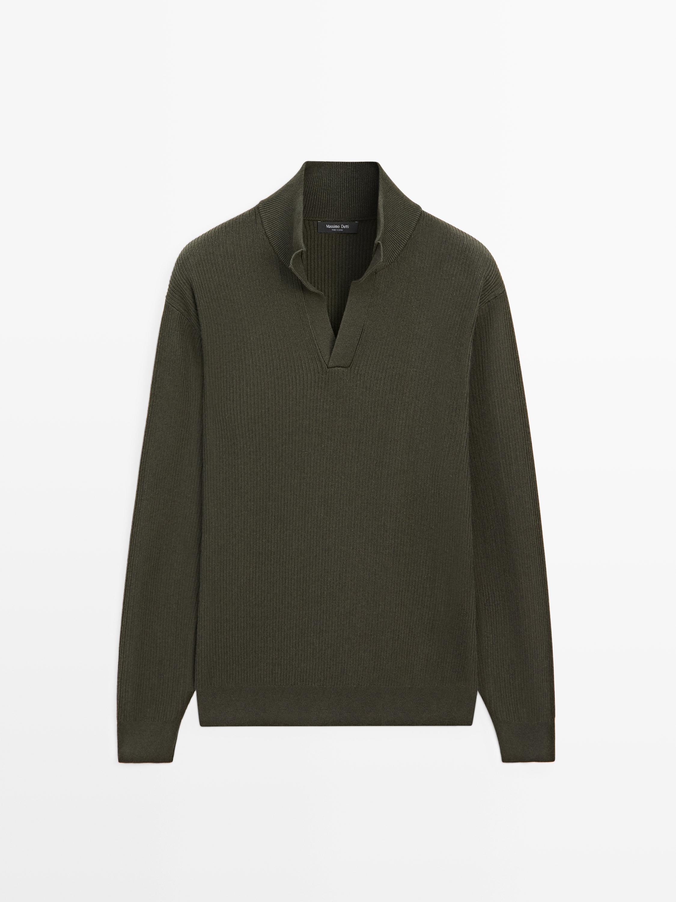 มุมมองด้านหน้าของเสื้อเจอร์ซีย์สีเขียวเข้ม คอปกปีนรูปตัว V และแขนยาว