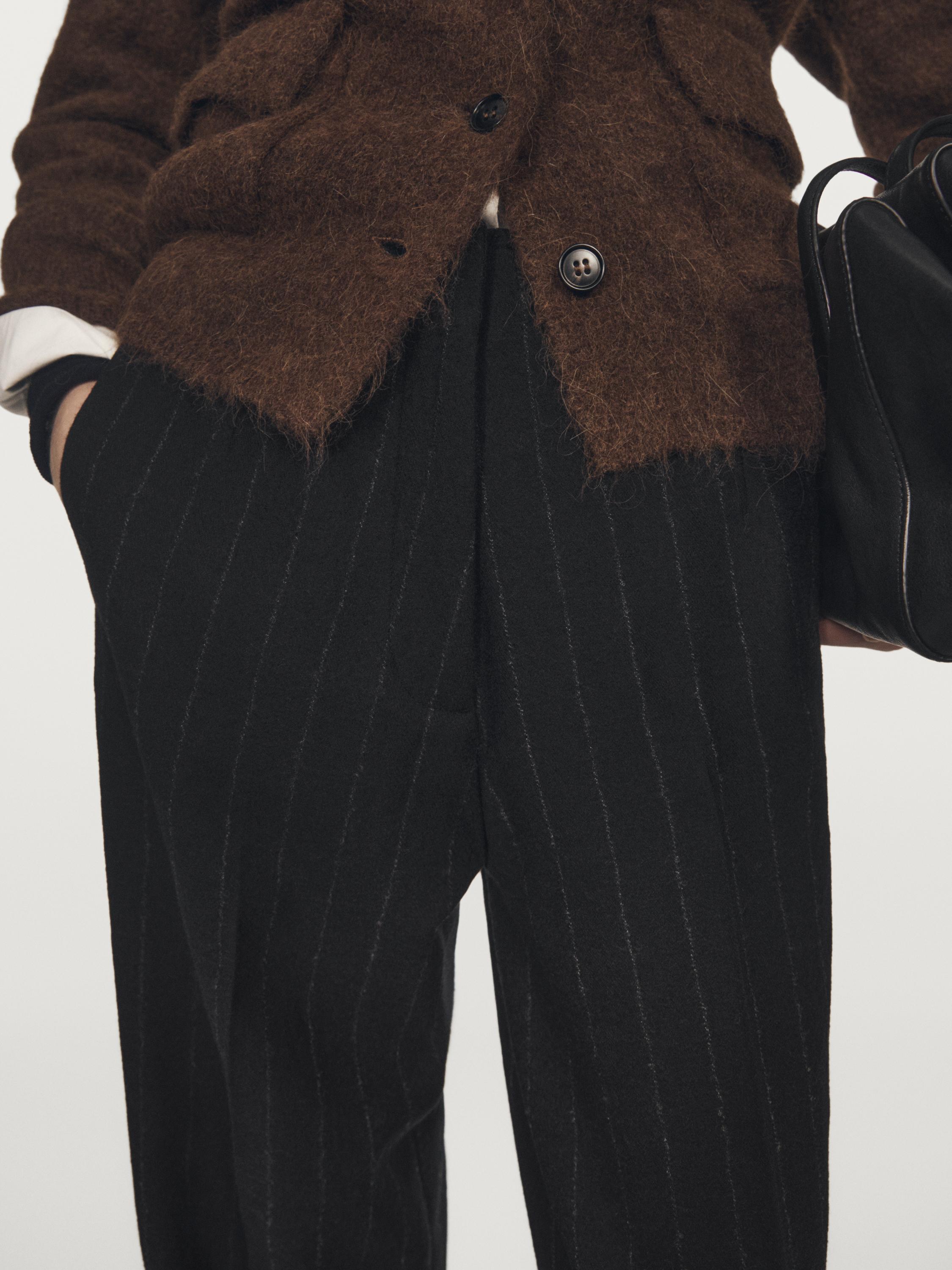 Ravne hlače s tankimi črtami