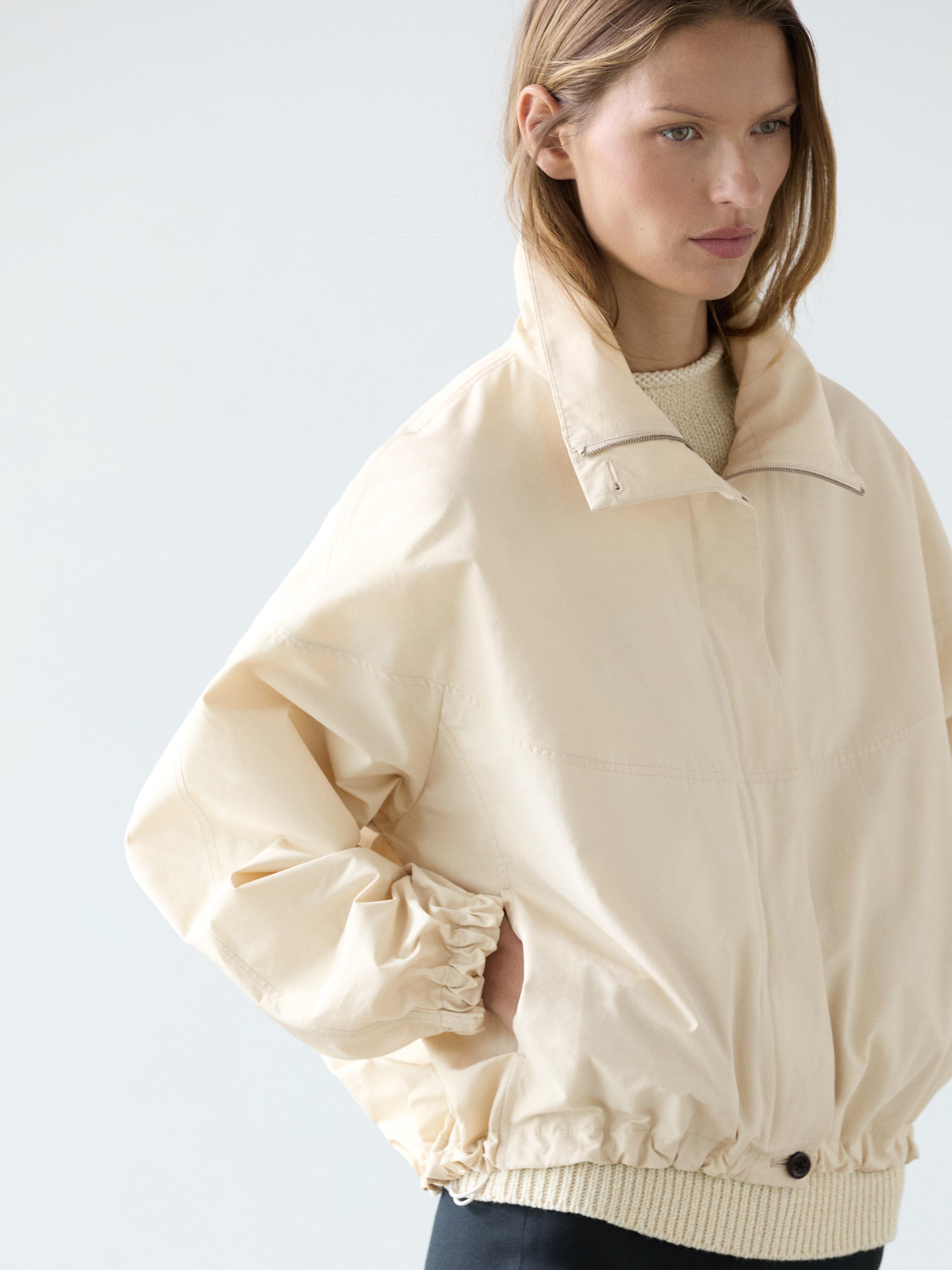 Chaqueta bomber abullonada cuello alto