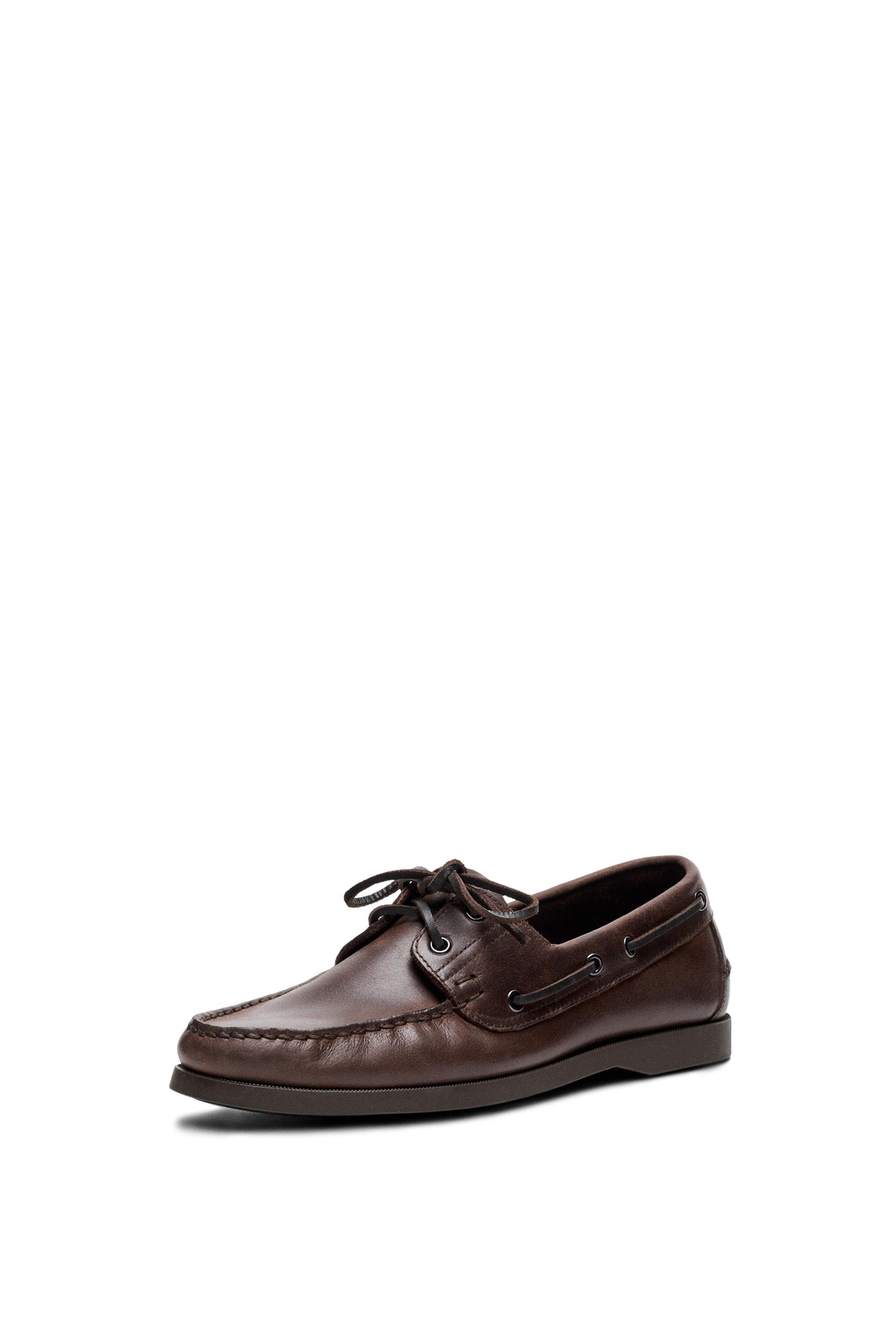 Oiled leather boat shoe — BROWN