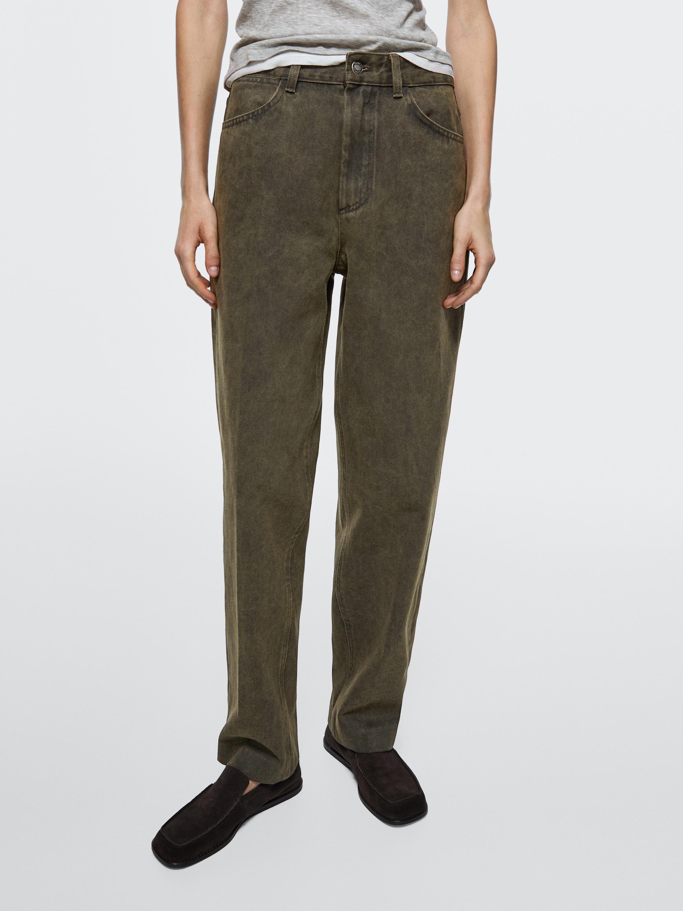 Ensemble de jeans vert foncé taille moyenne, coupe balloon fit, avec poches latérales et bouton frontal.