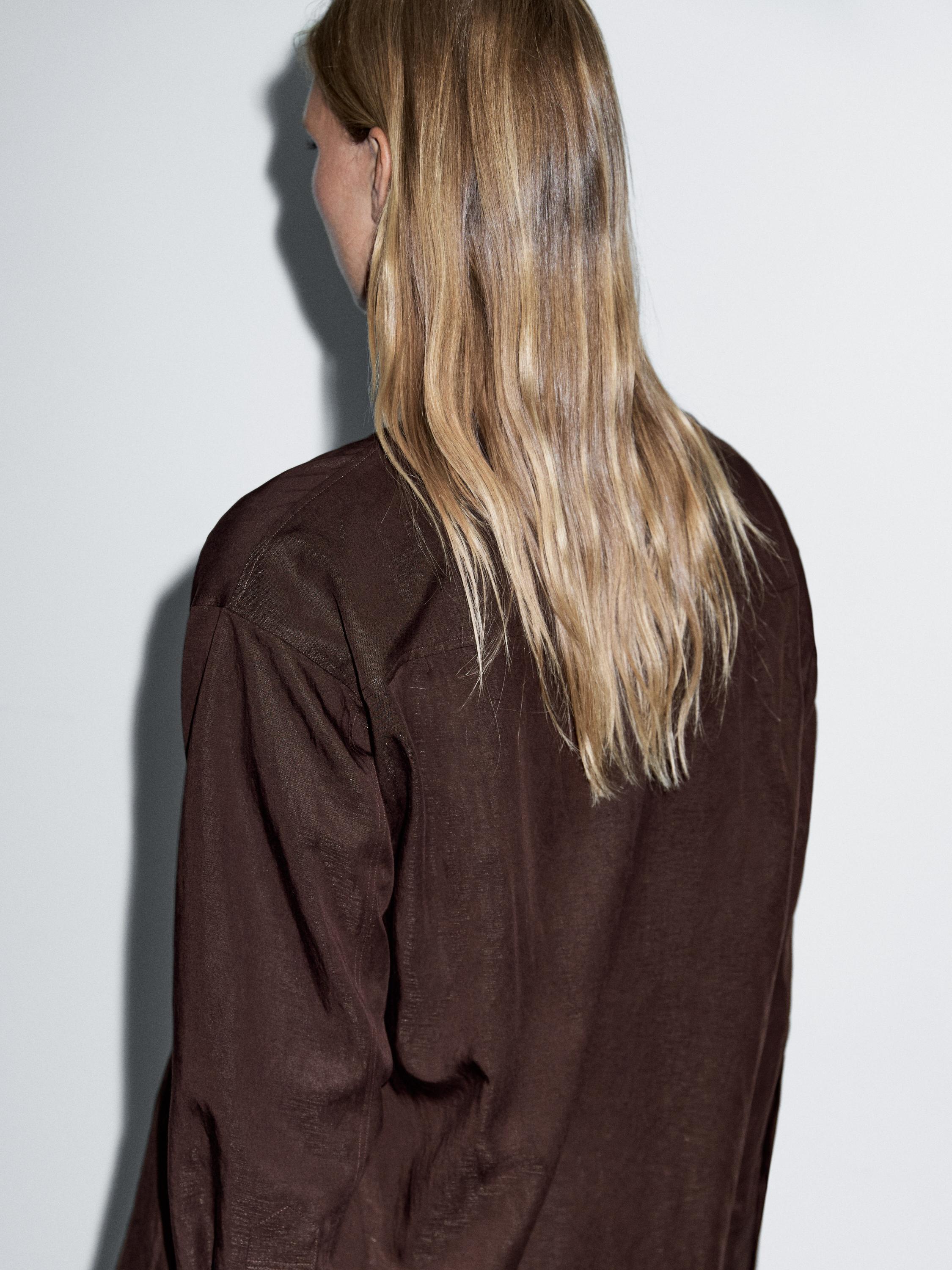 Kemeja leher V dengan saku