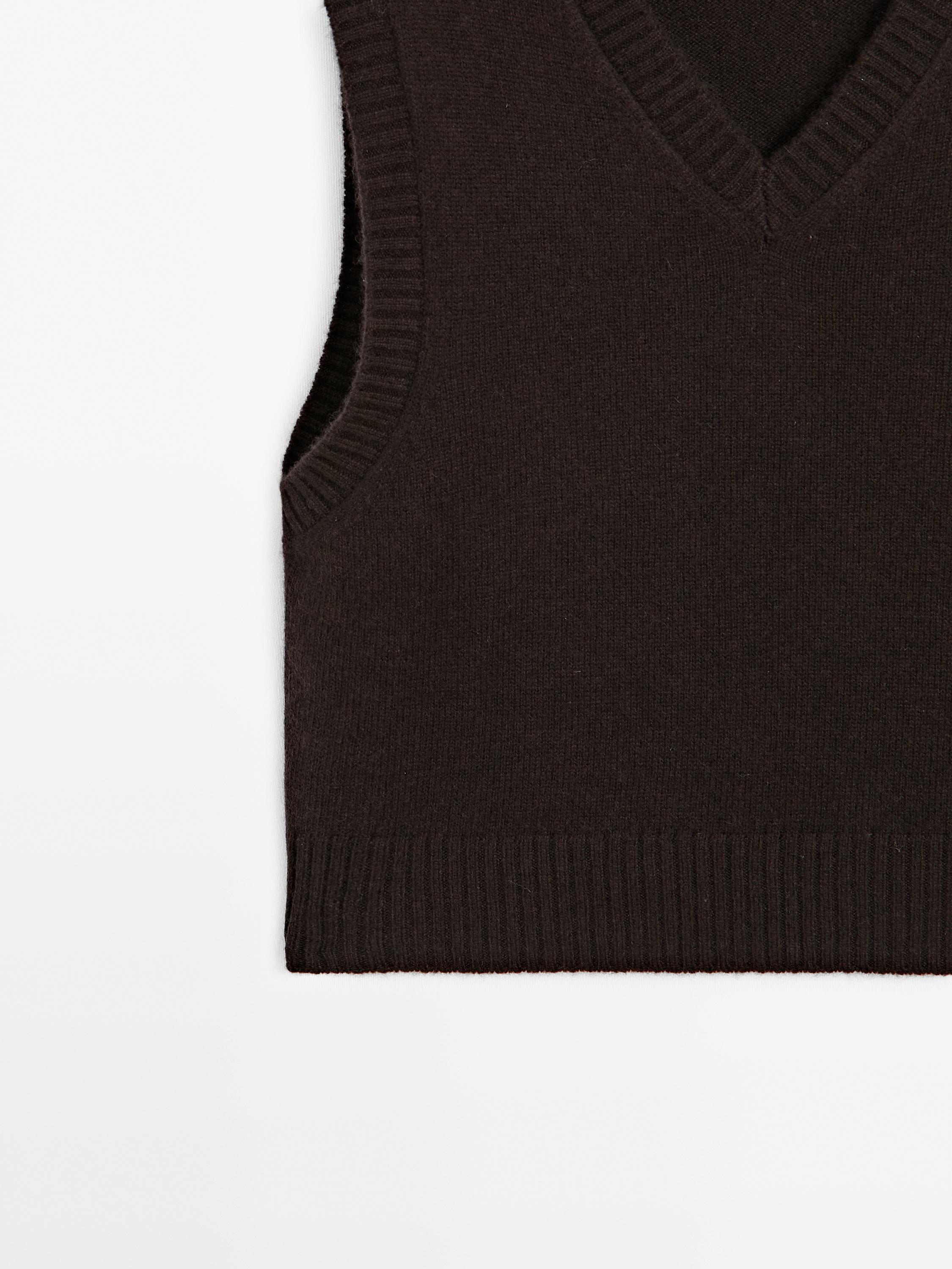100% cashmere V-neck vest