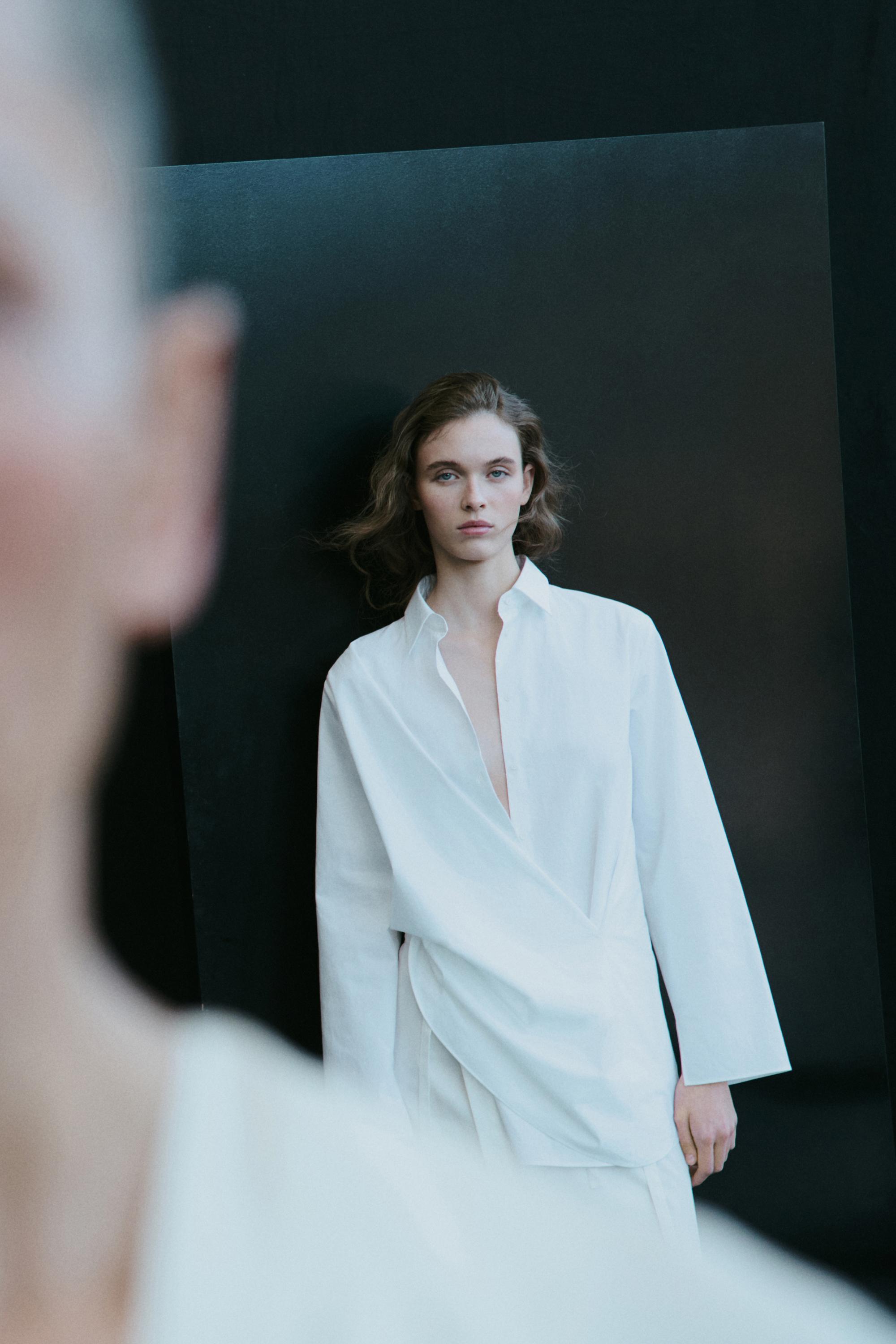 100% cotton shirt with gathered detail - STUDIO — WHITE