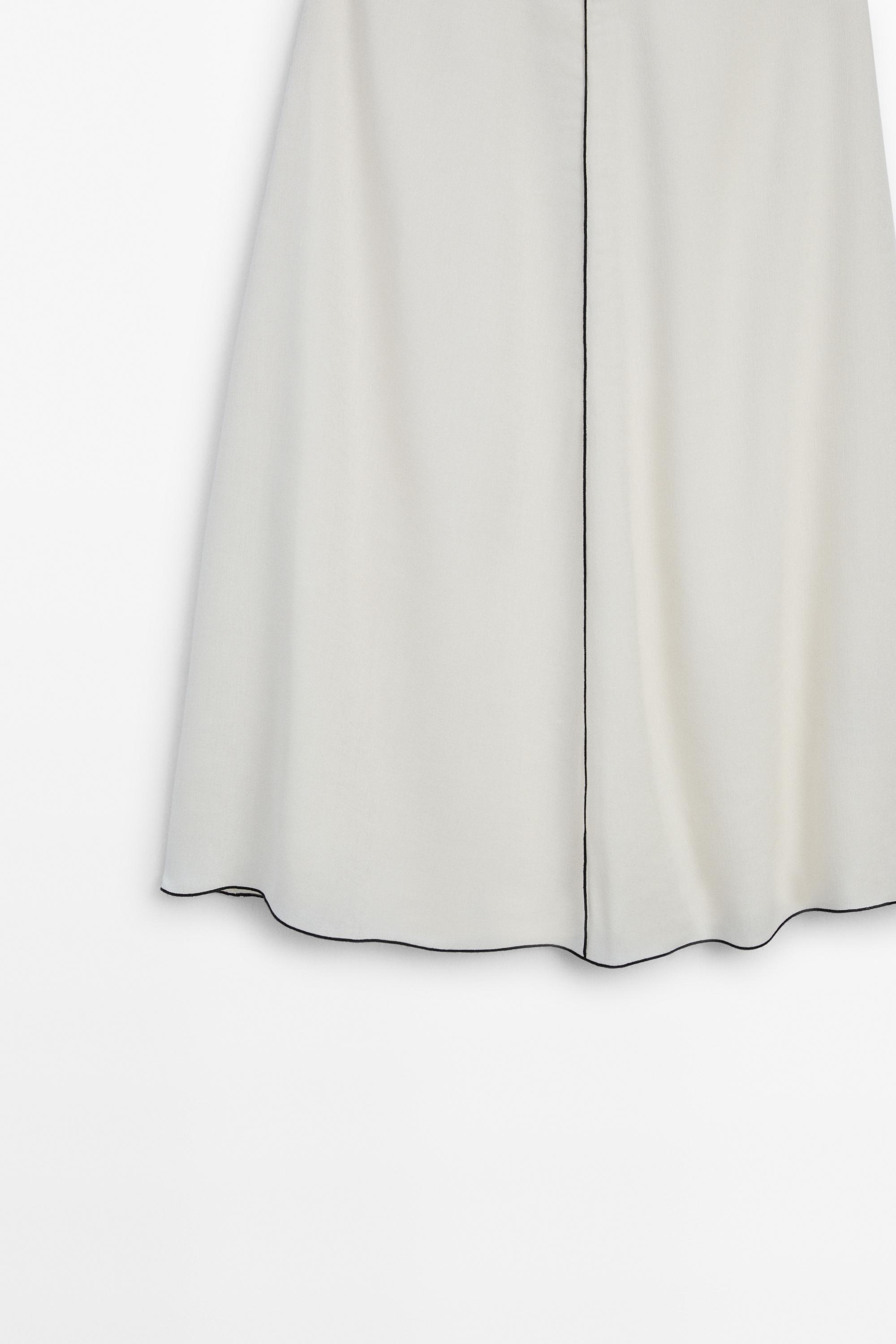 Skirt with contrast trim details