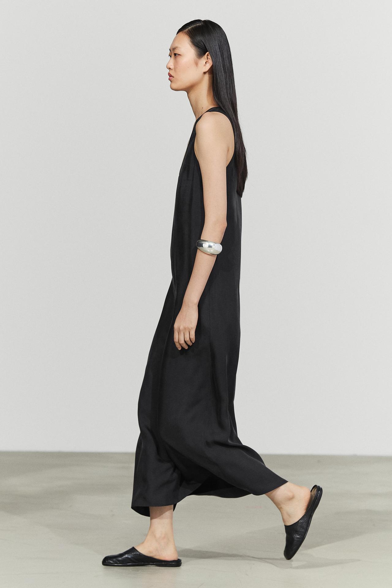 Flowing midi dress with round neckline — BLACK