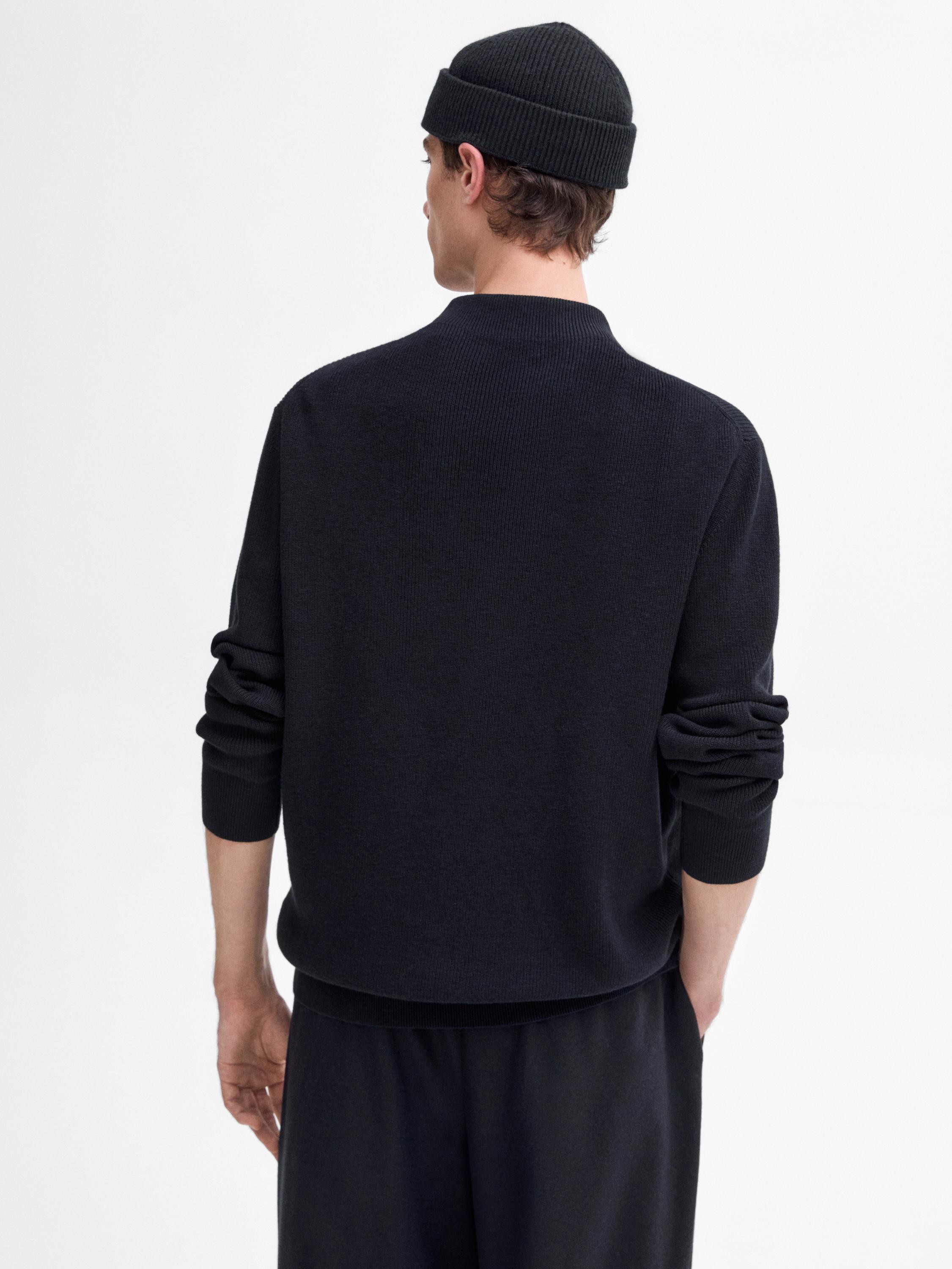 Pull en maille à col montant