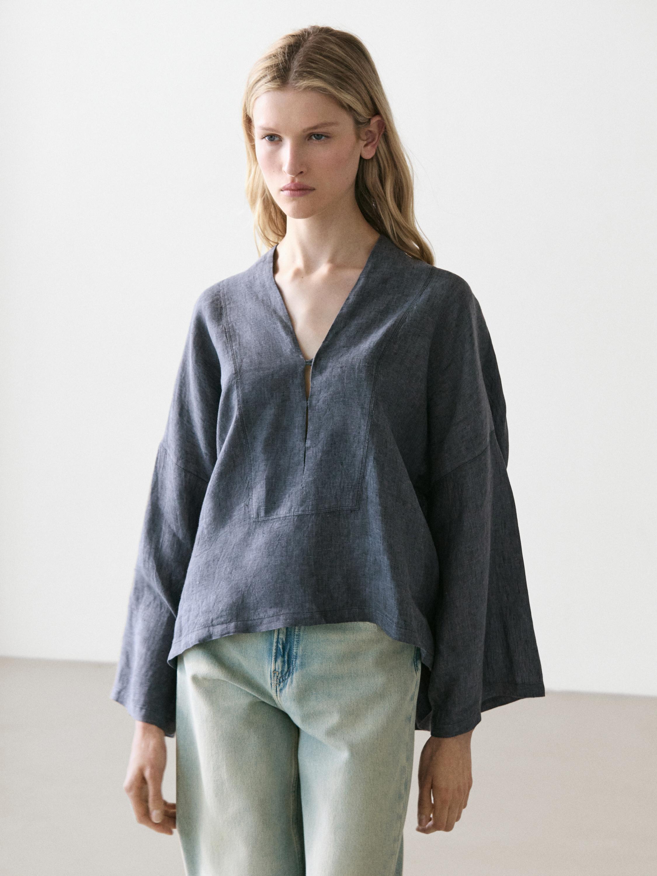 Ensemble kimono indigo avec encolure en V et manches longues, associé à un pantalon en jean clair.