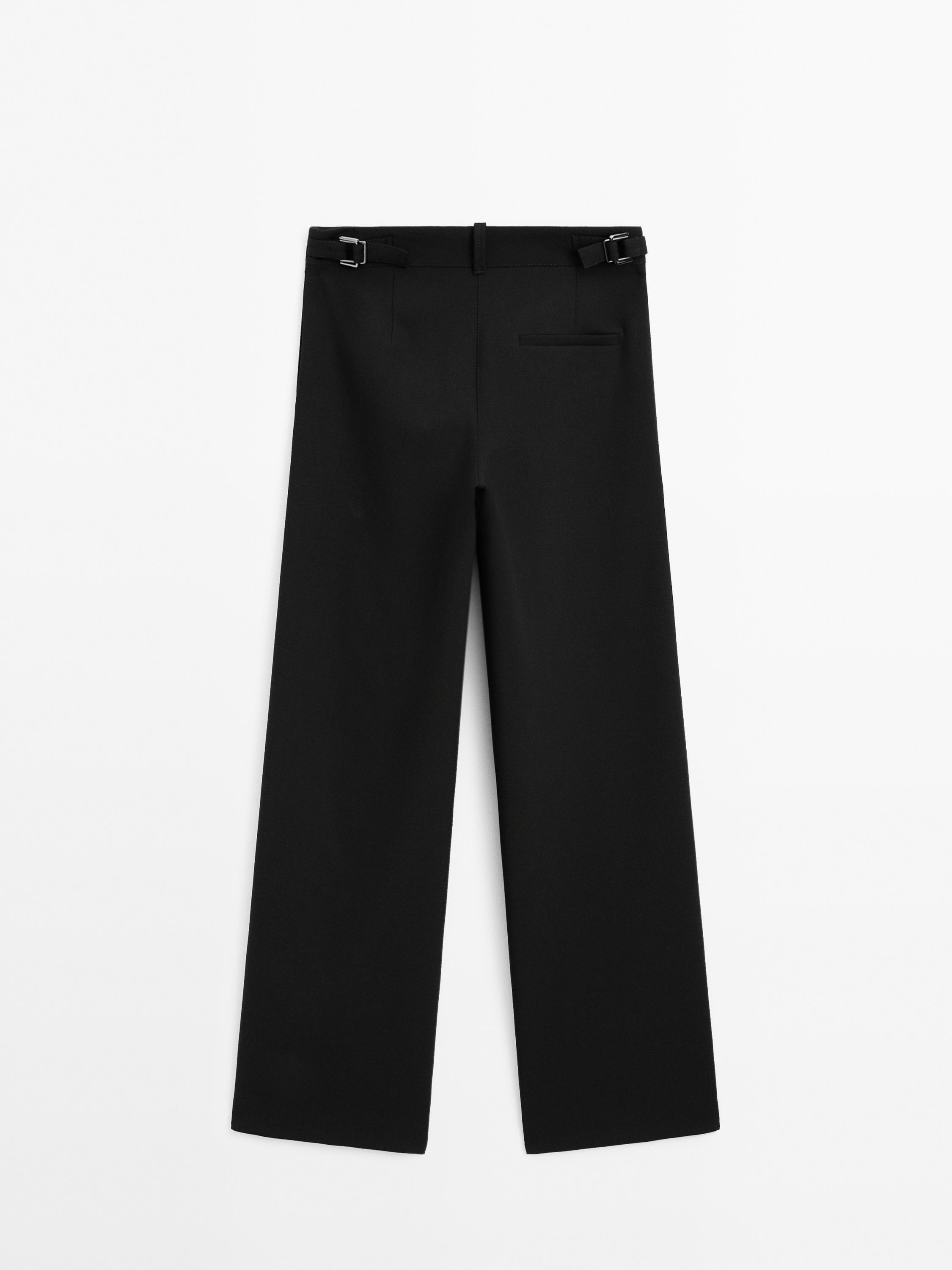 Pantalón tiro medio fluído detalle fibelas