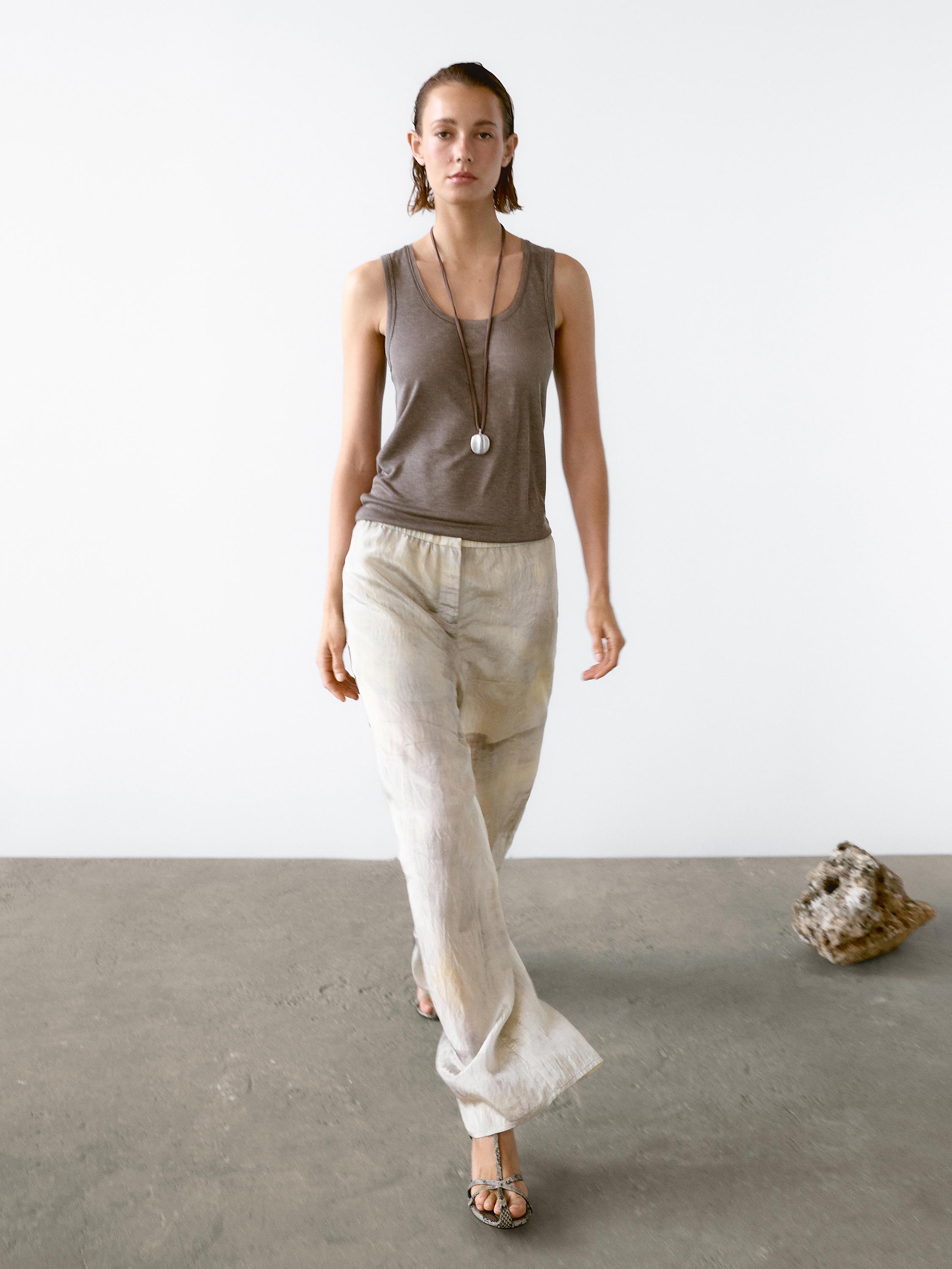 Mustrilised vabalt langevad sirge säärega püksid