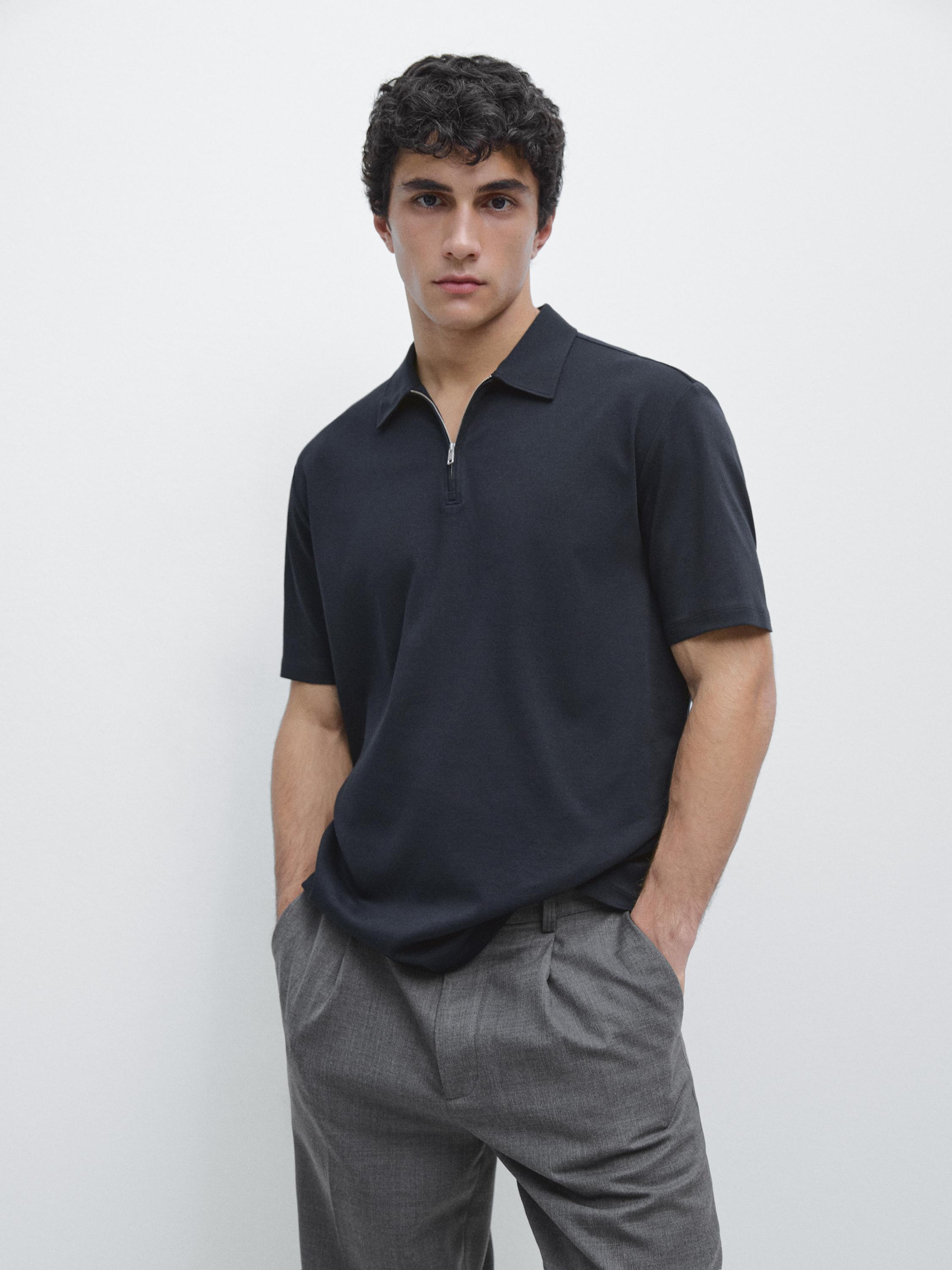 طقم بولو كحلي بسحاب وبنطلون رمادي.