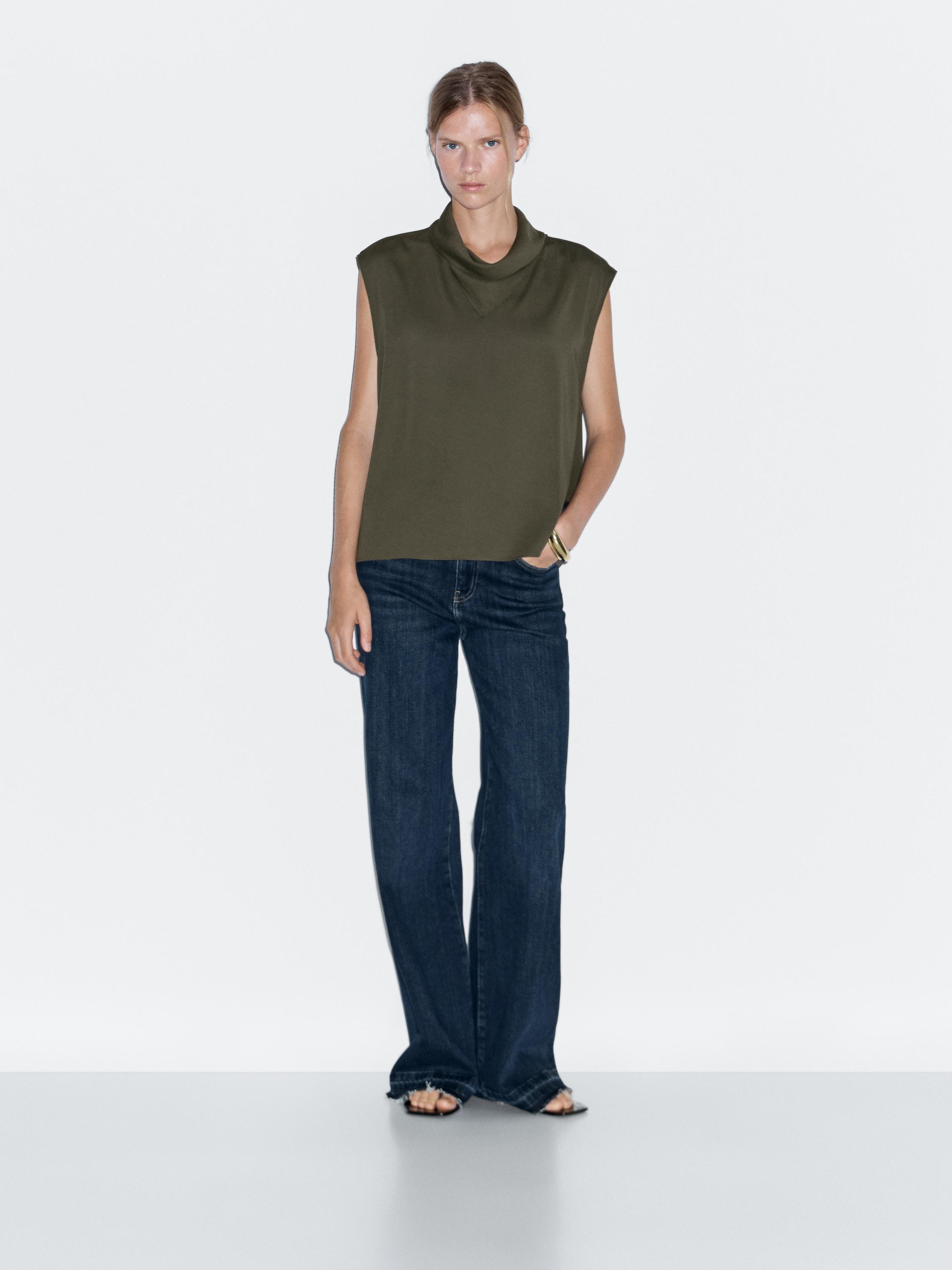 Fließende Bluse mit drapiertem Kragen