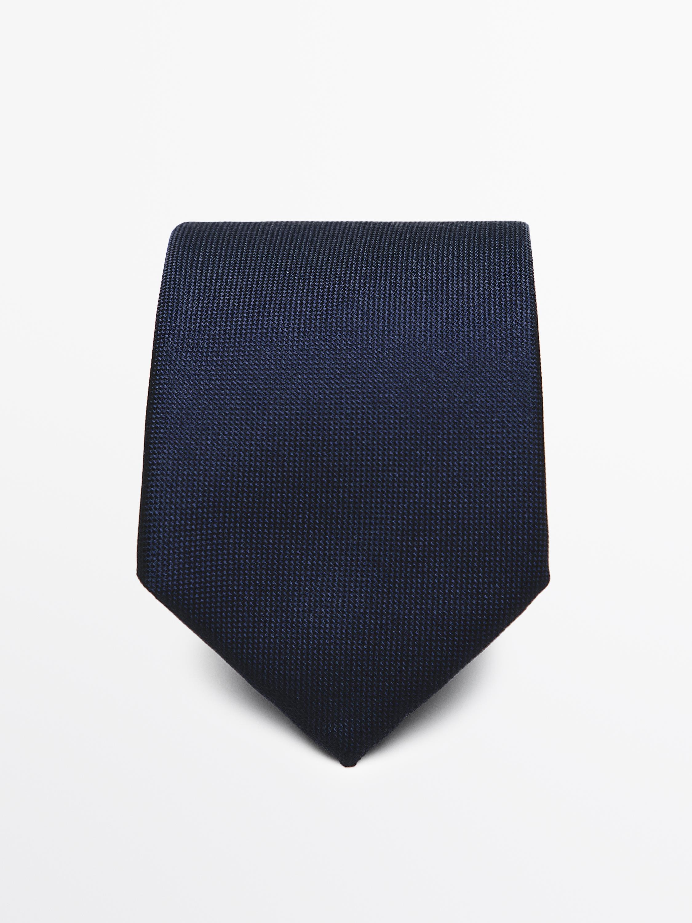 منظر أمامي لربطة عنق كحلية بنسيج محكم.