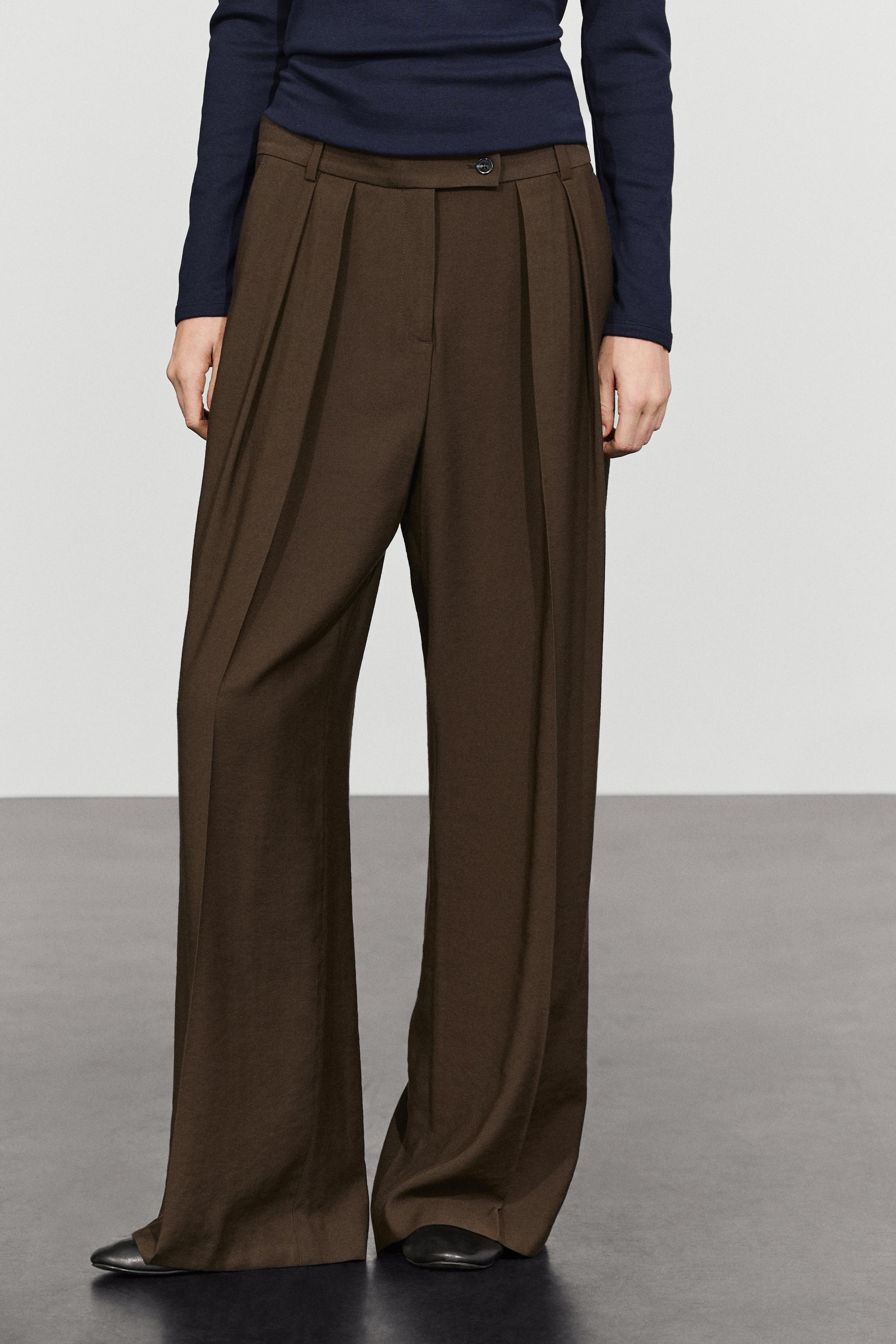 Wide-leg pants with pleats