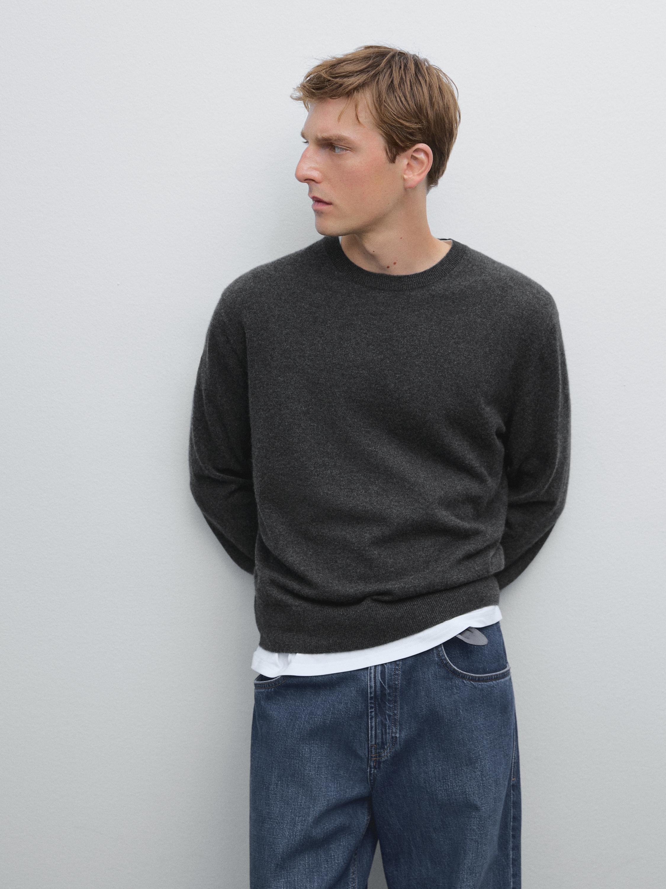 Cashmere knit sweater with a crew neck