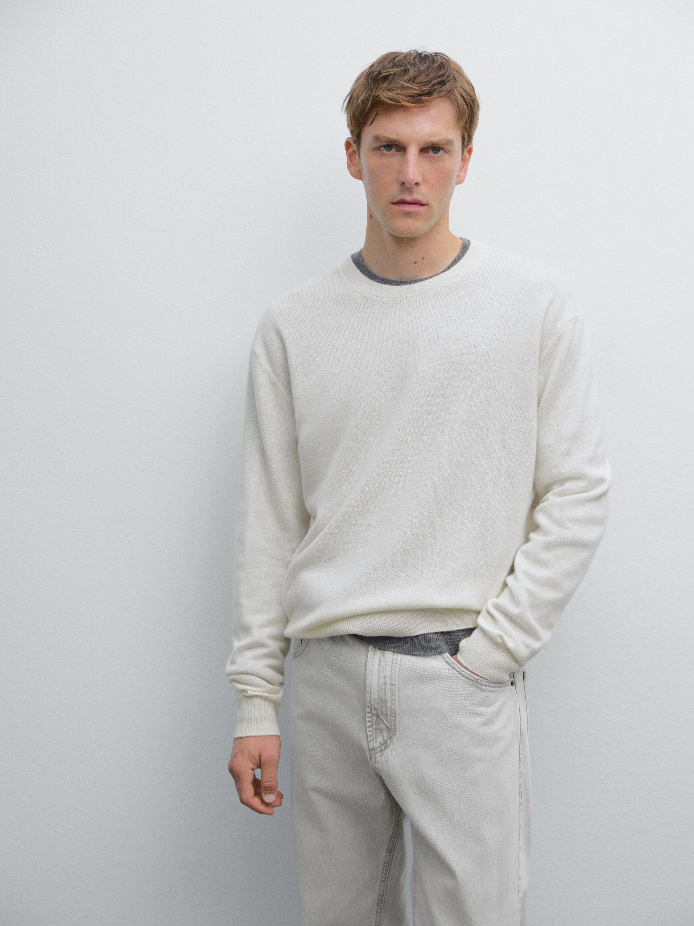 Cashmere knit sweater with a crew neck
