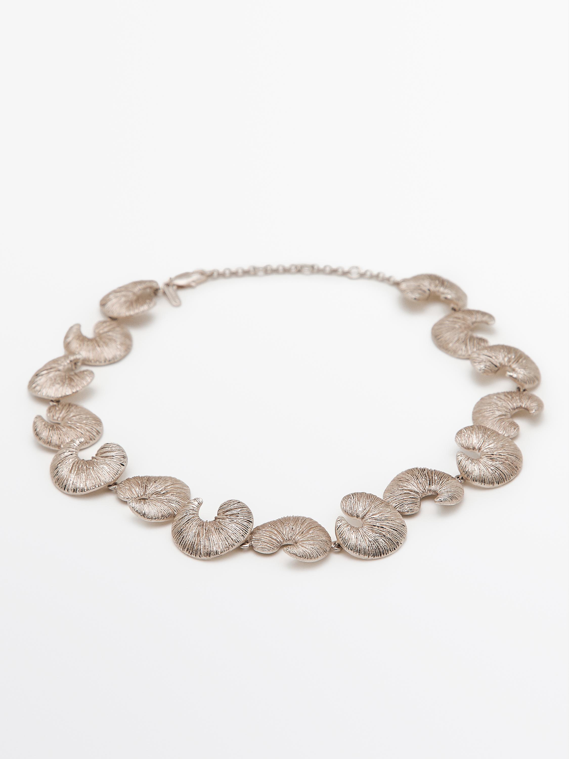 Seashell choker