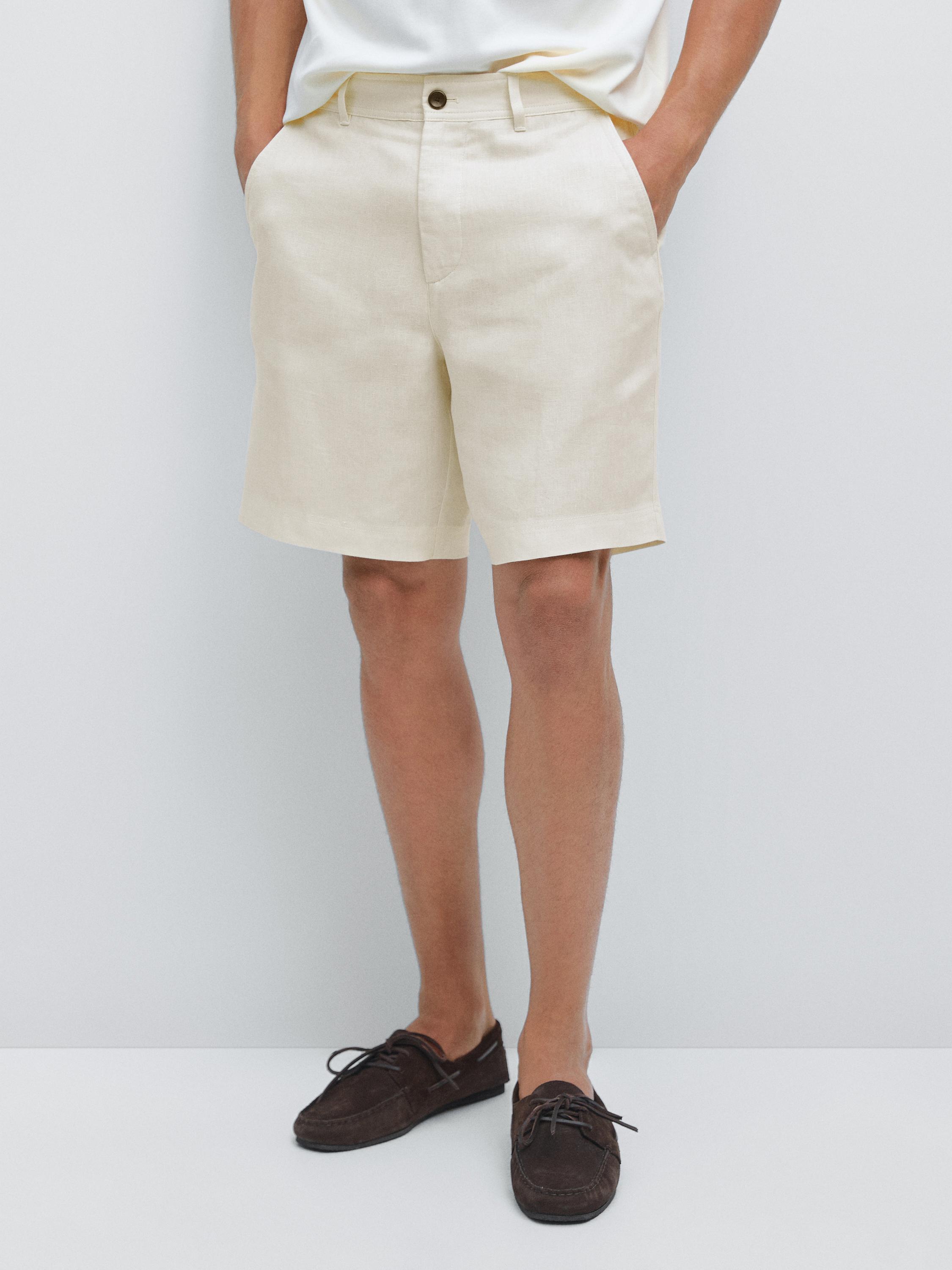 Set of white Bermuda shorts with side pockets and a front button.