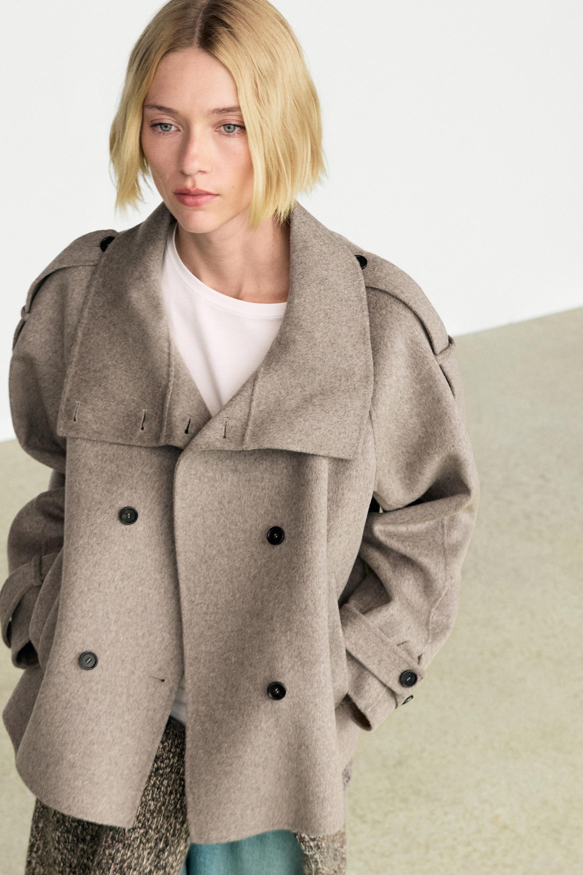 Kort trenchcoat med knappedetaljer