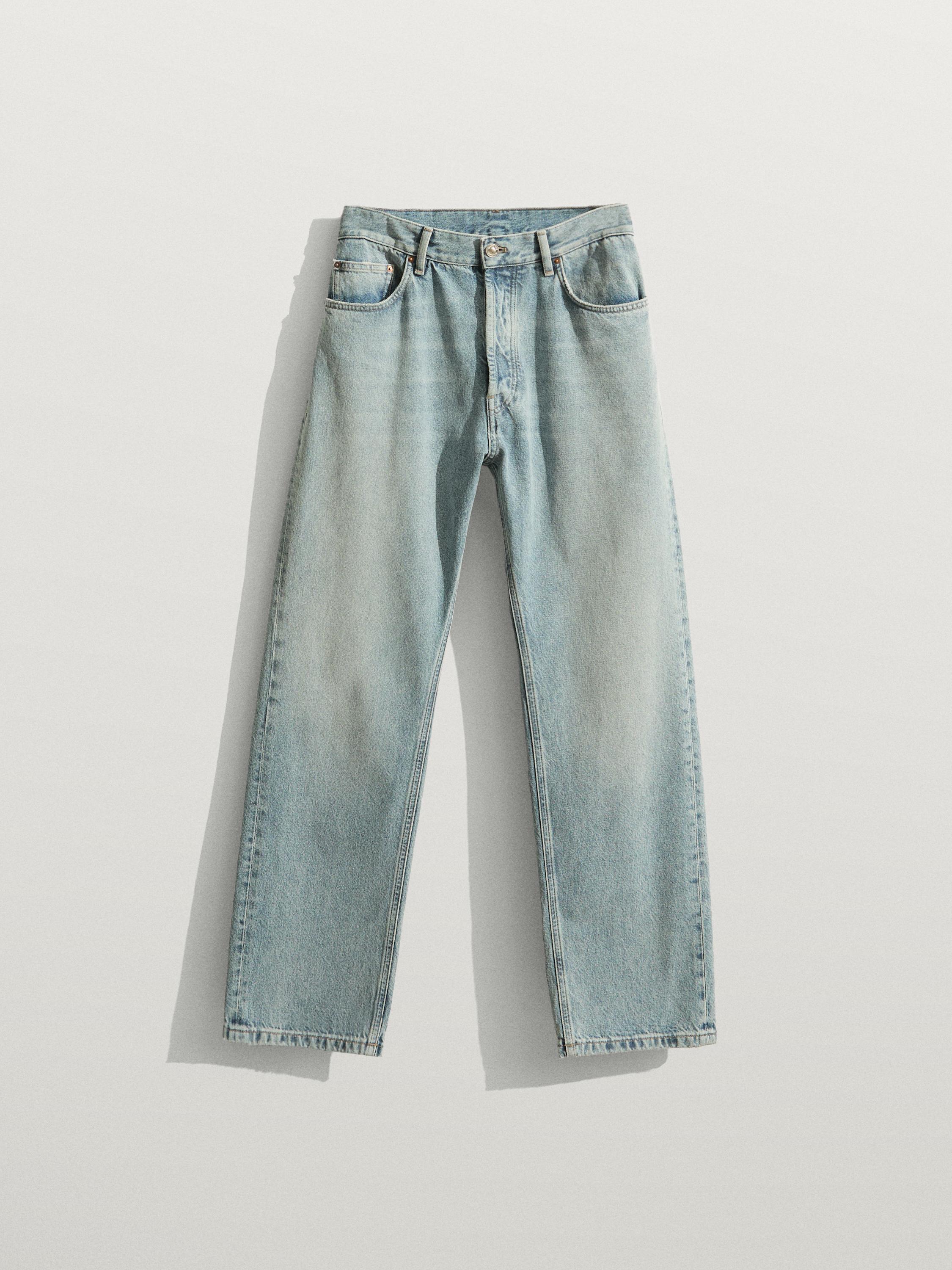 Vista frontal de jeans azul claro straight fit con bolsillos delanteros y traseros.