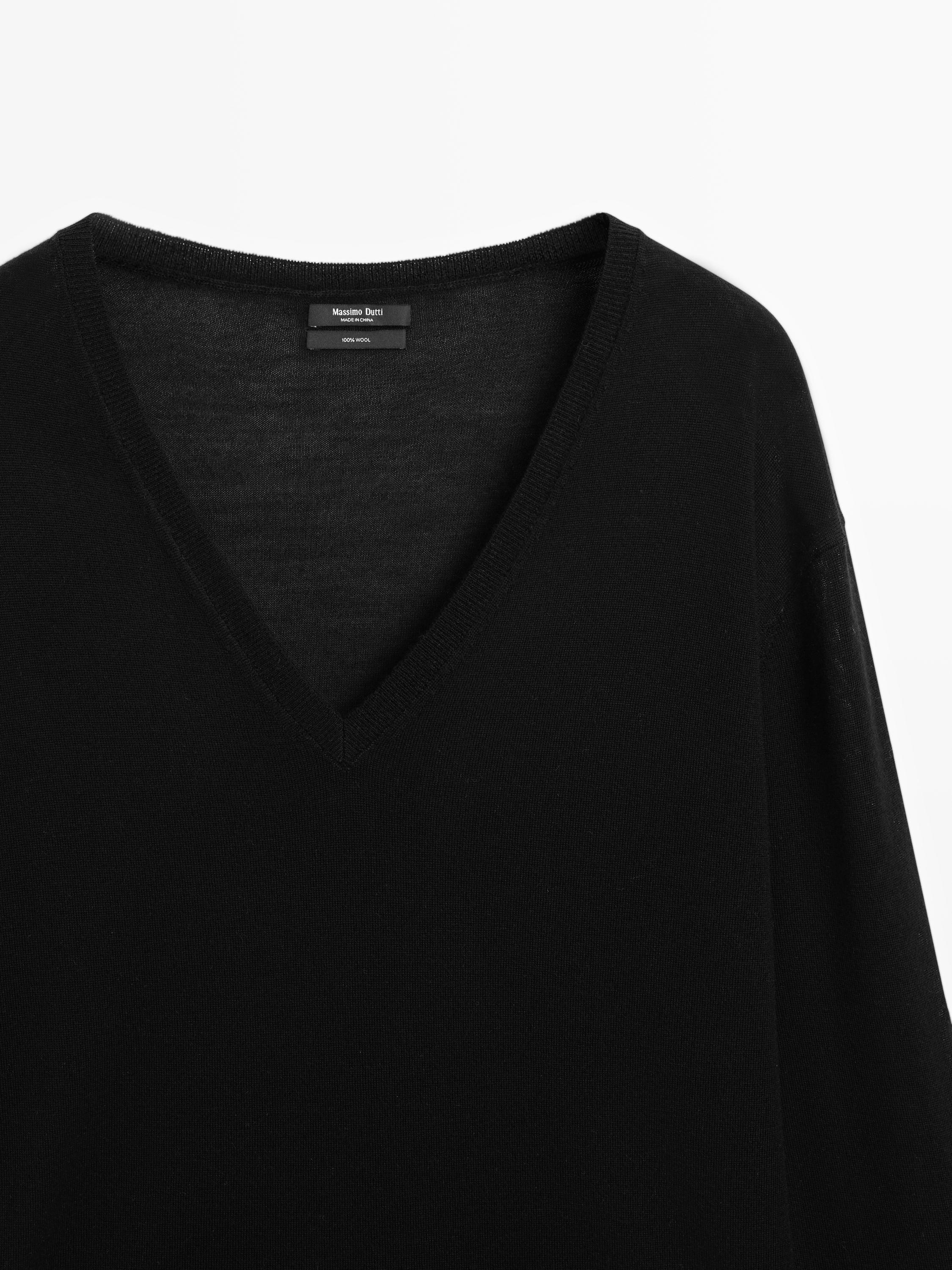 100% wool V-neck knit sweater — BLACK