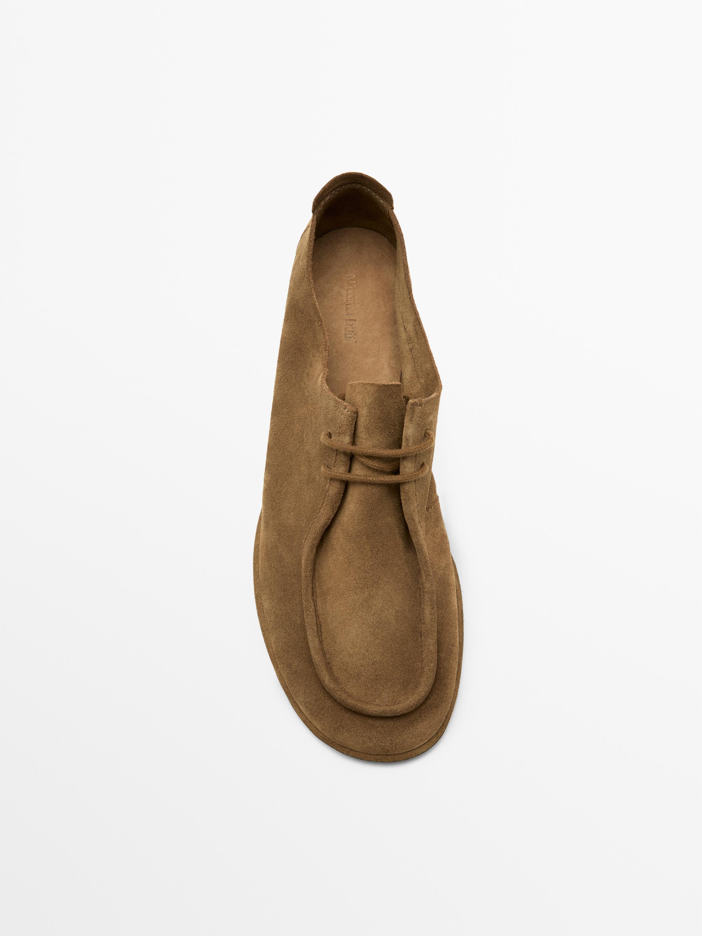 Vista superior de zapato plano camel con cordones y puntera redonda.