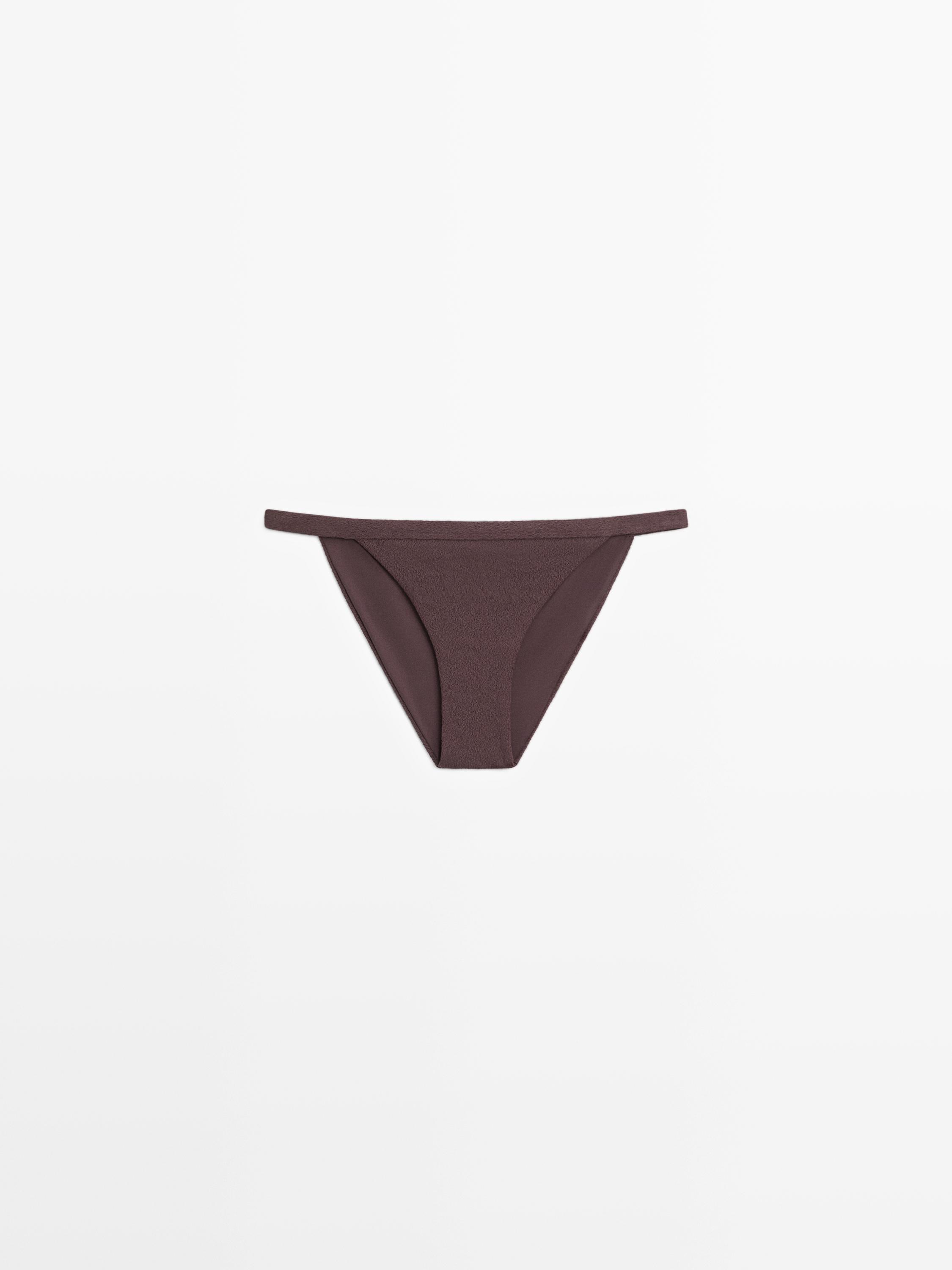 Vorderansicht eines braunen Bikinislips mit schmalen seitlichen Trägern.