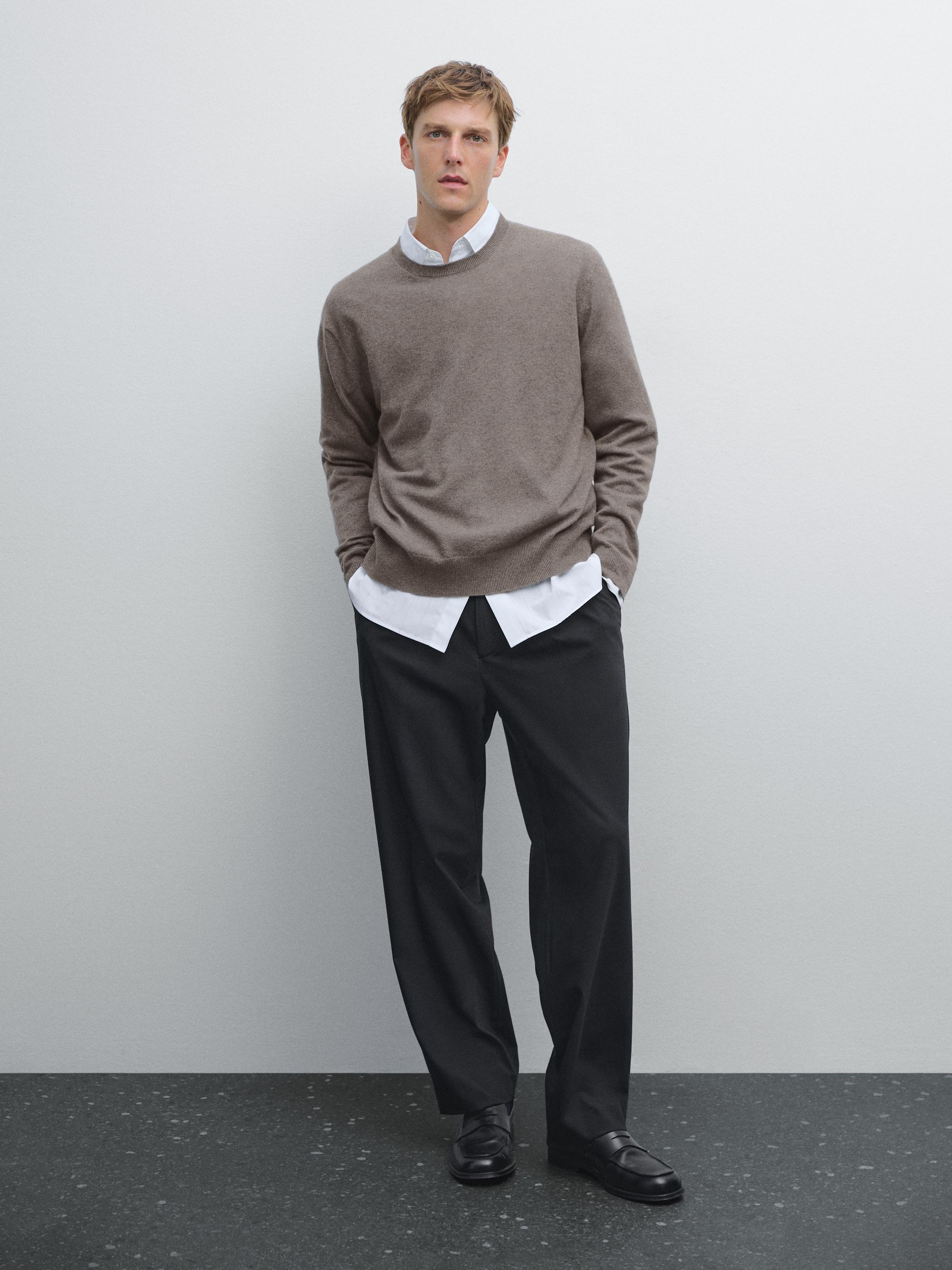 Cashmere knit sweater with a crew neck
