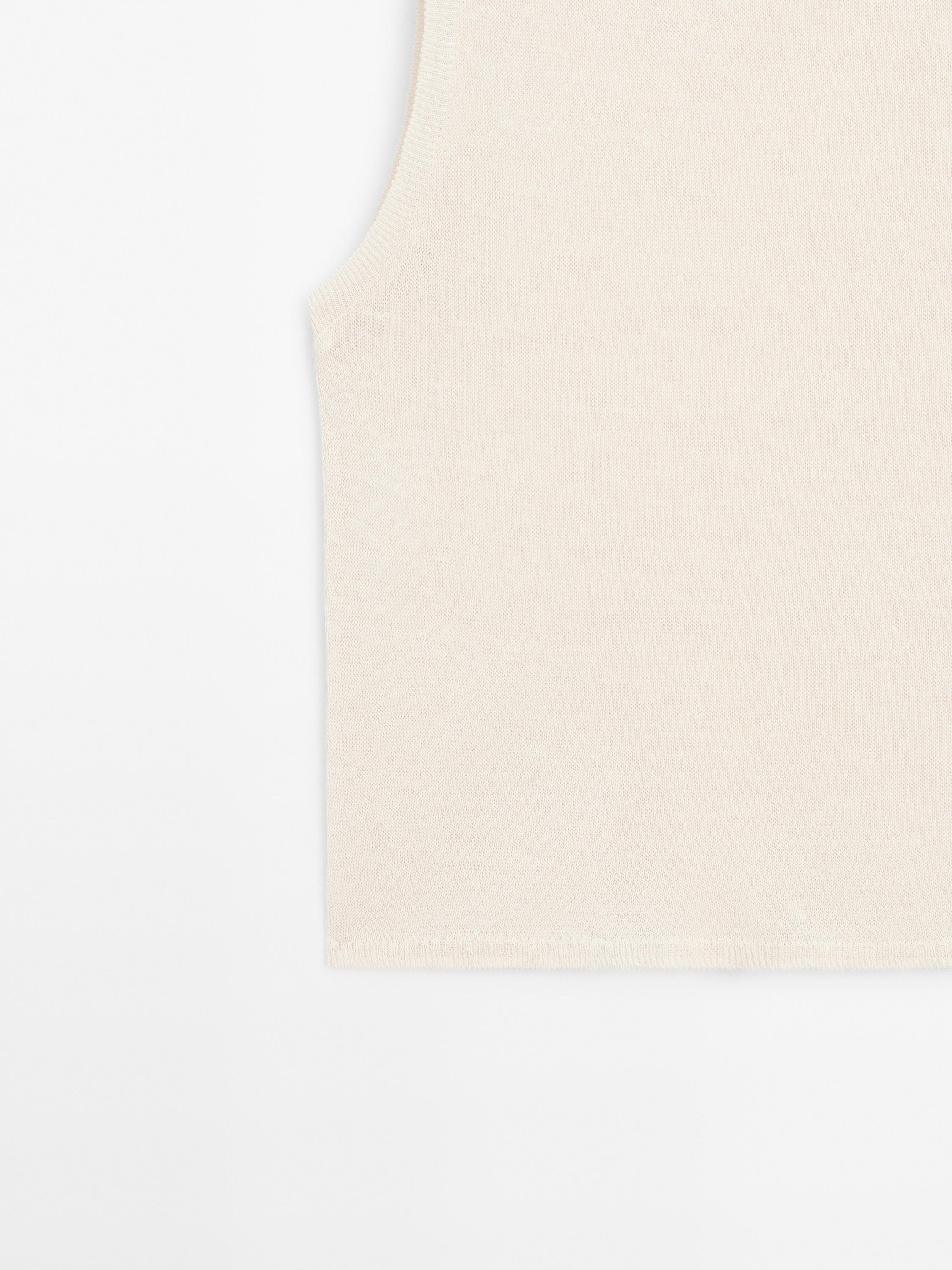 Sleeveless top in flowing fabric