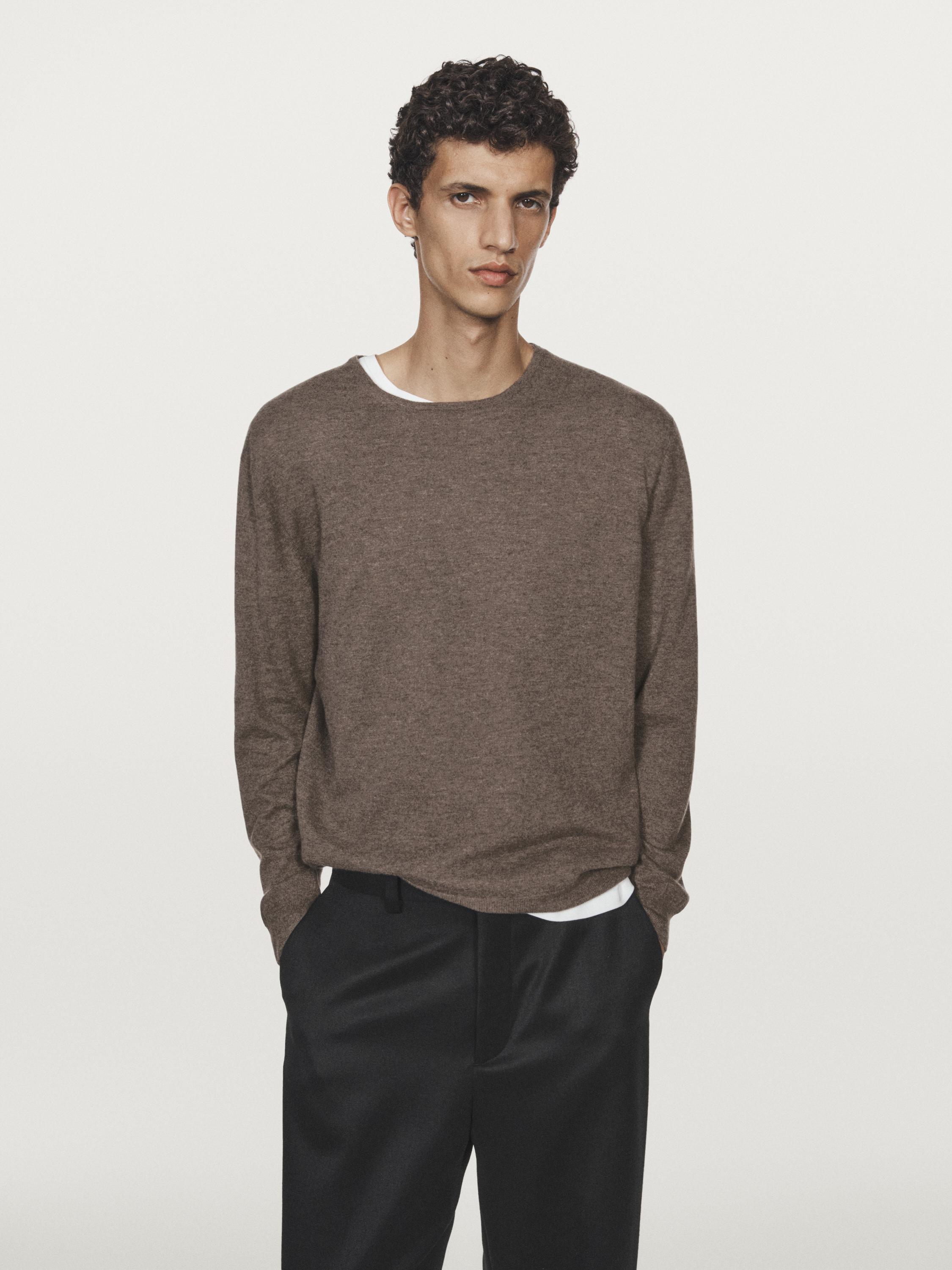 Stickad tröja i 100 % kashmir med rund krage - LIMITED