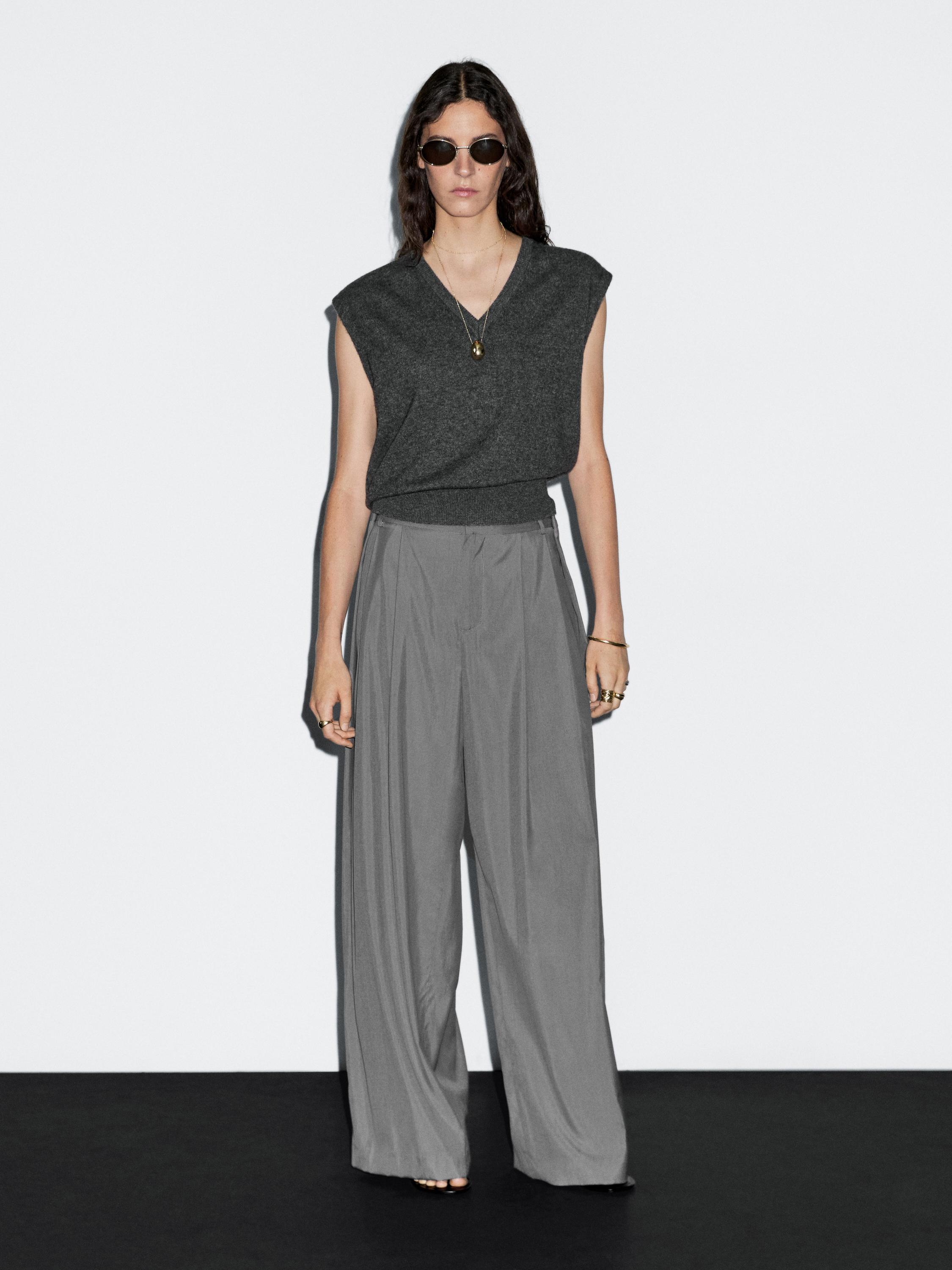 Flowing trousers with darts
