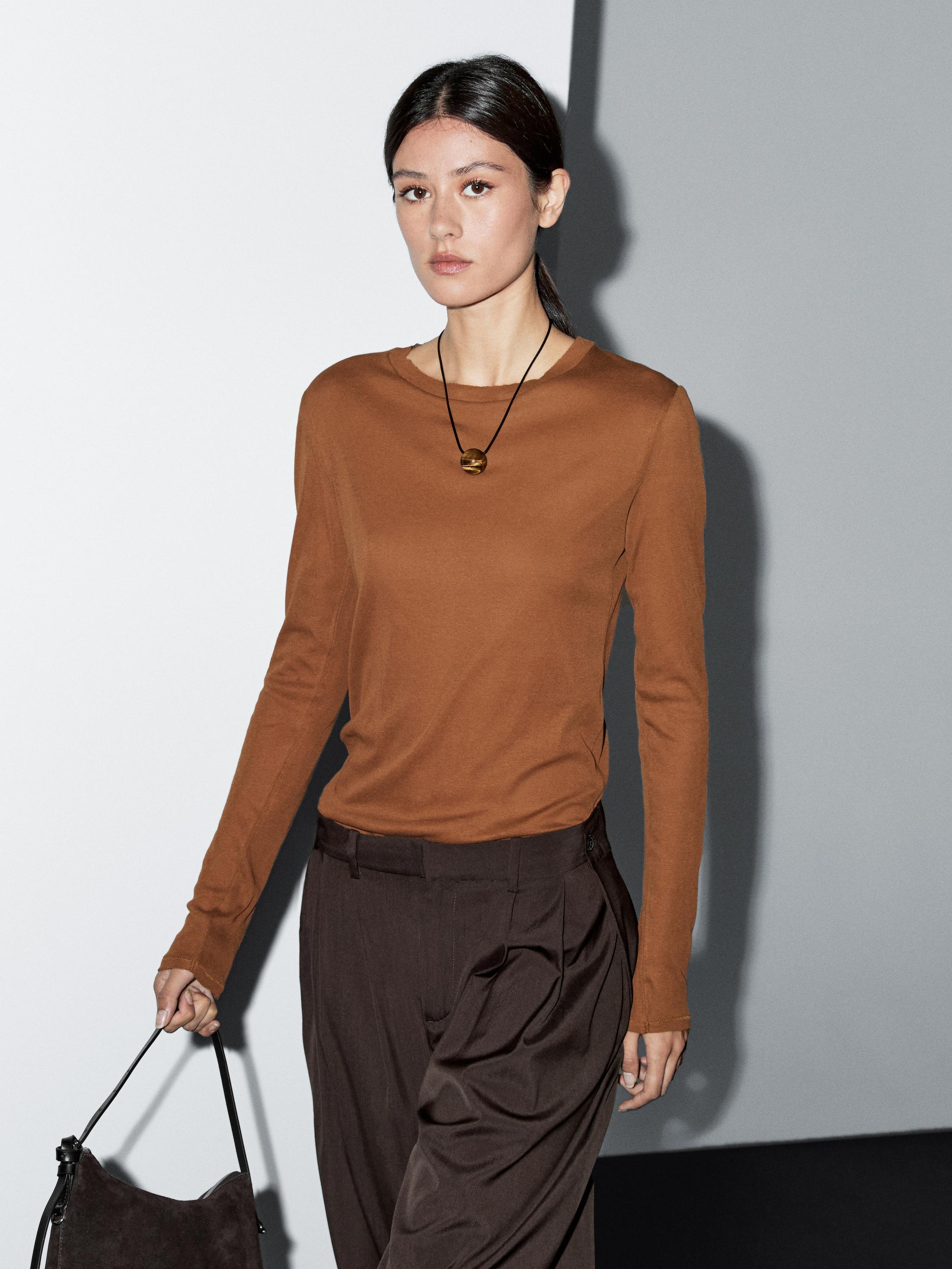 Lightweight t-shirt with collar detail