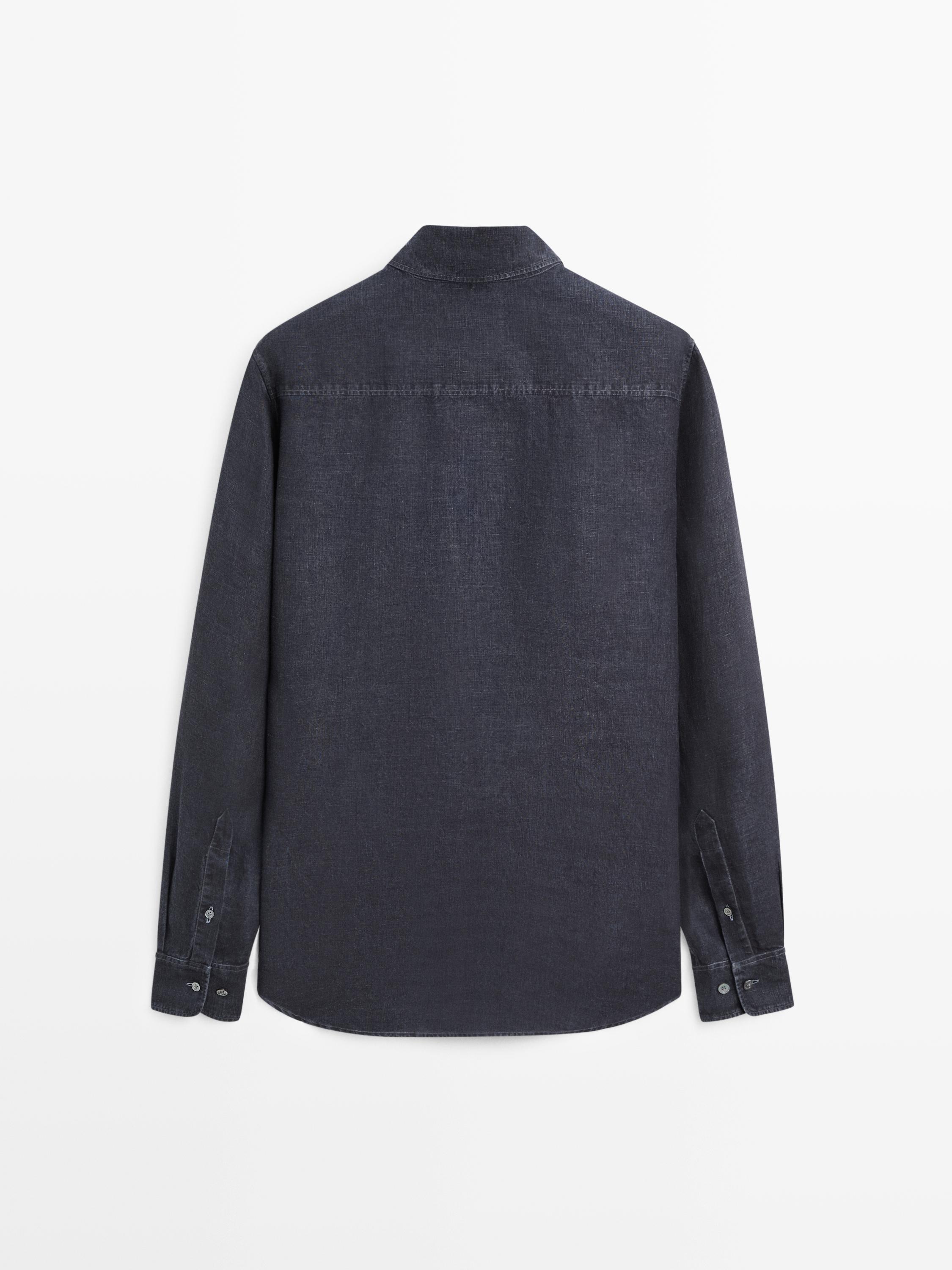 Vista posterior de camisa casual de manga larga en color índigo, con puños abotonados y dobladillo redondeado.
