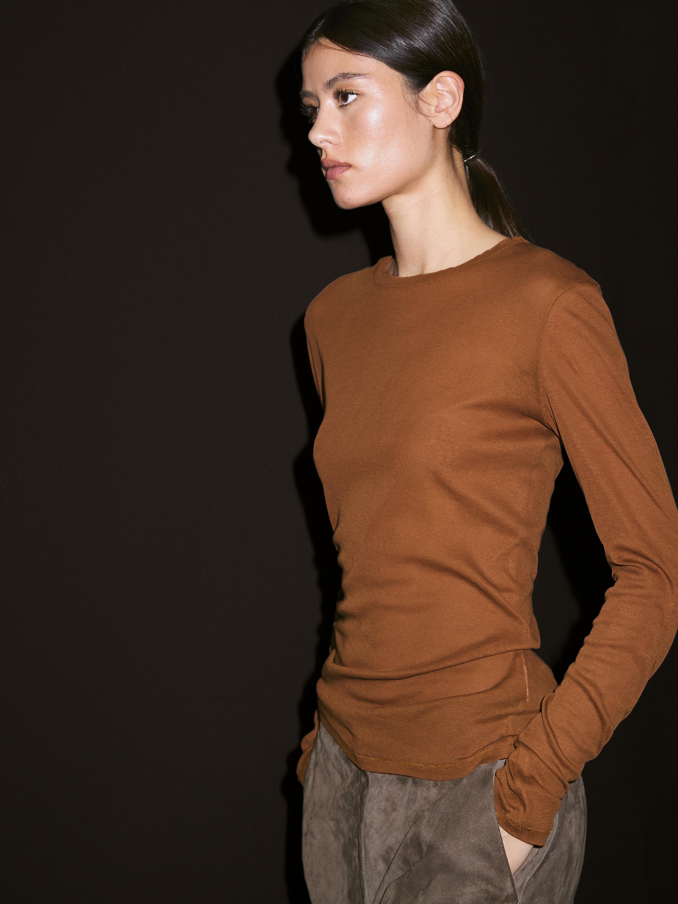 Lightweight t-shirt with collar detail