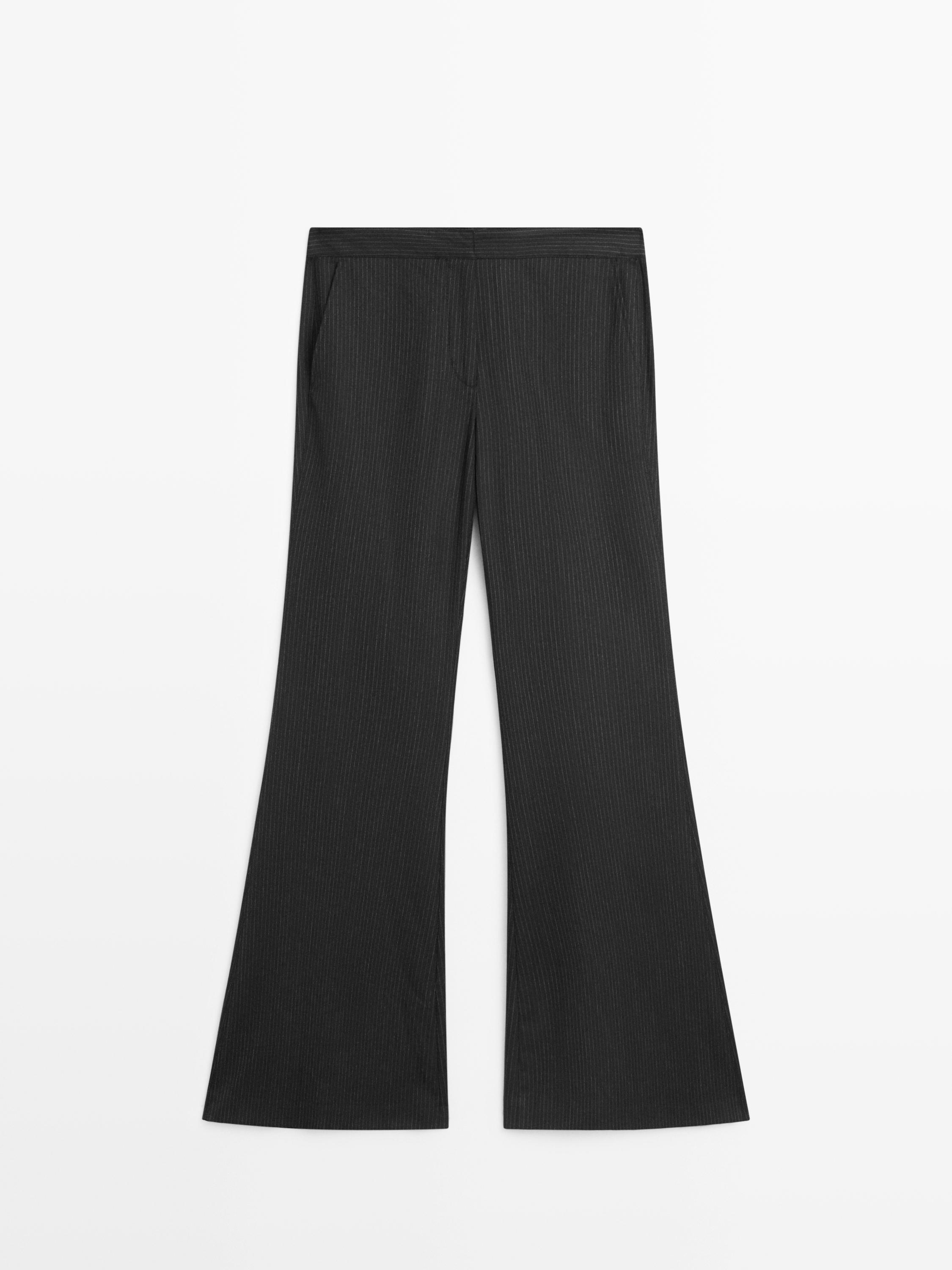 Priekšskats no priekšpuses uz marengo krāsas flare fit biksēm ar svītrainu rakstu un sānu kabatām.