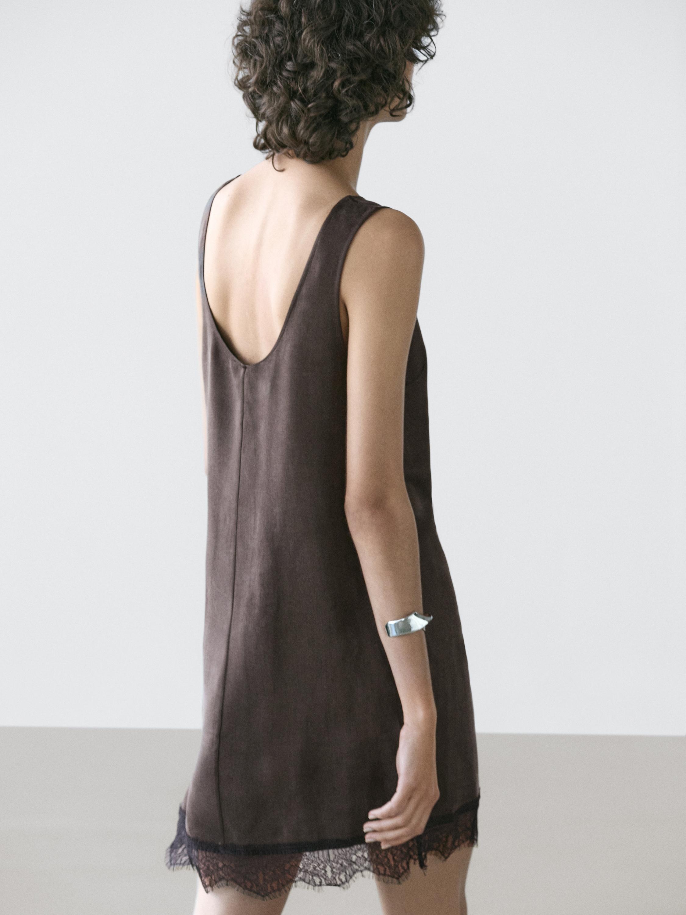 Short flowing dress with lace detail — Chocolate
