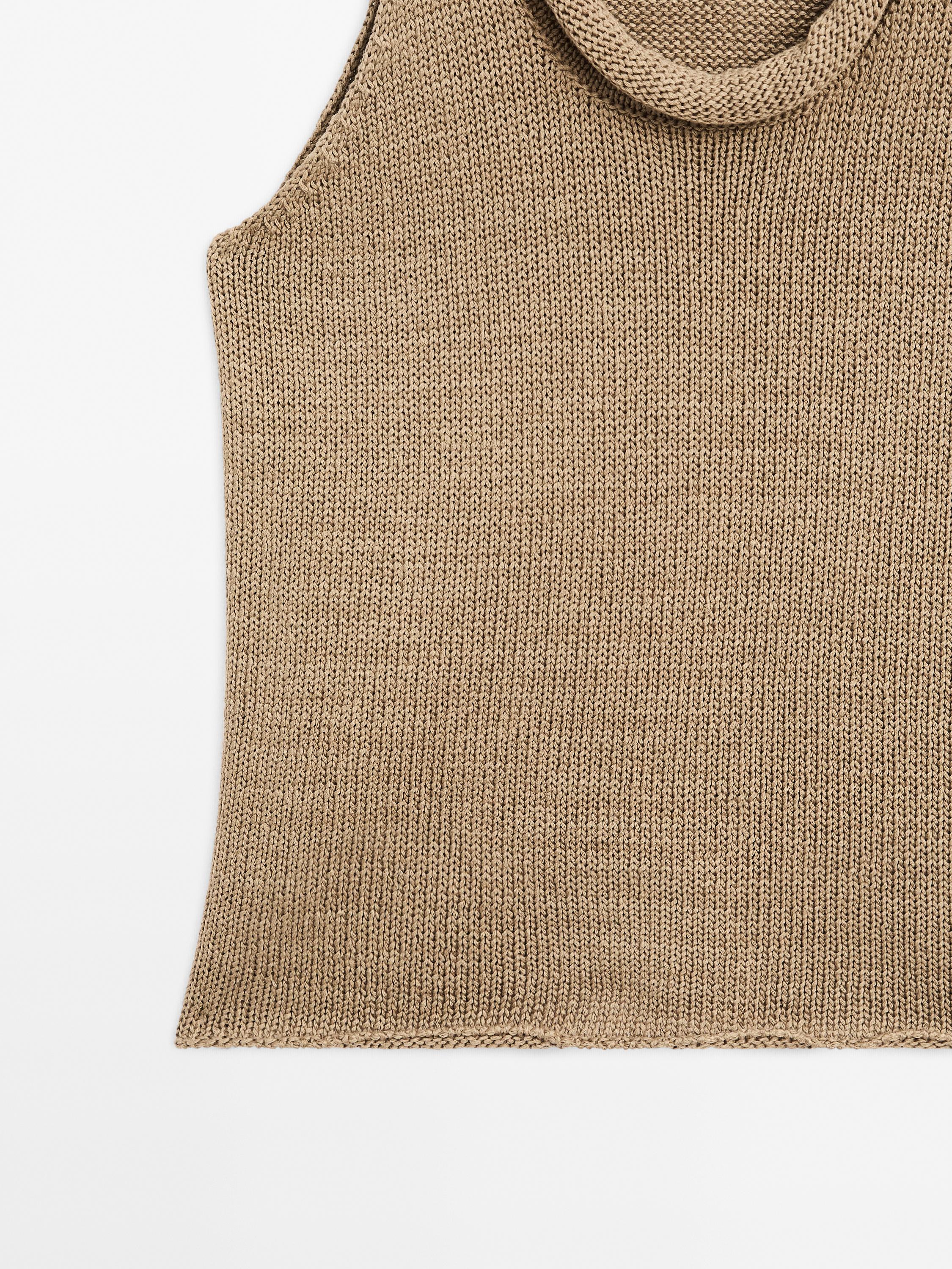 Crop top with neck detail